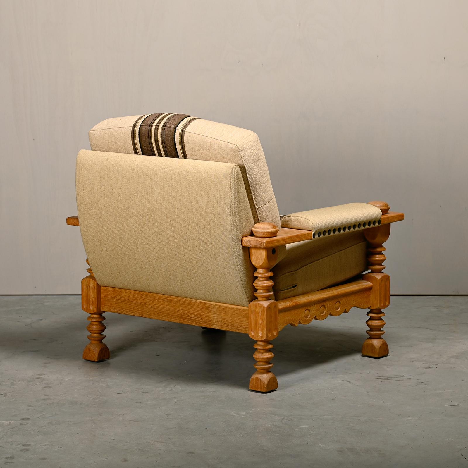 Dänischer Moderner Brutalistischer Loungesessel in Eiche, Henning Kjærnulf, Dänemark 1960er Jahre (Stoff) im Angebot