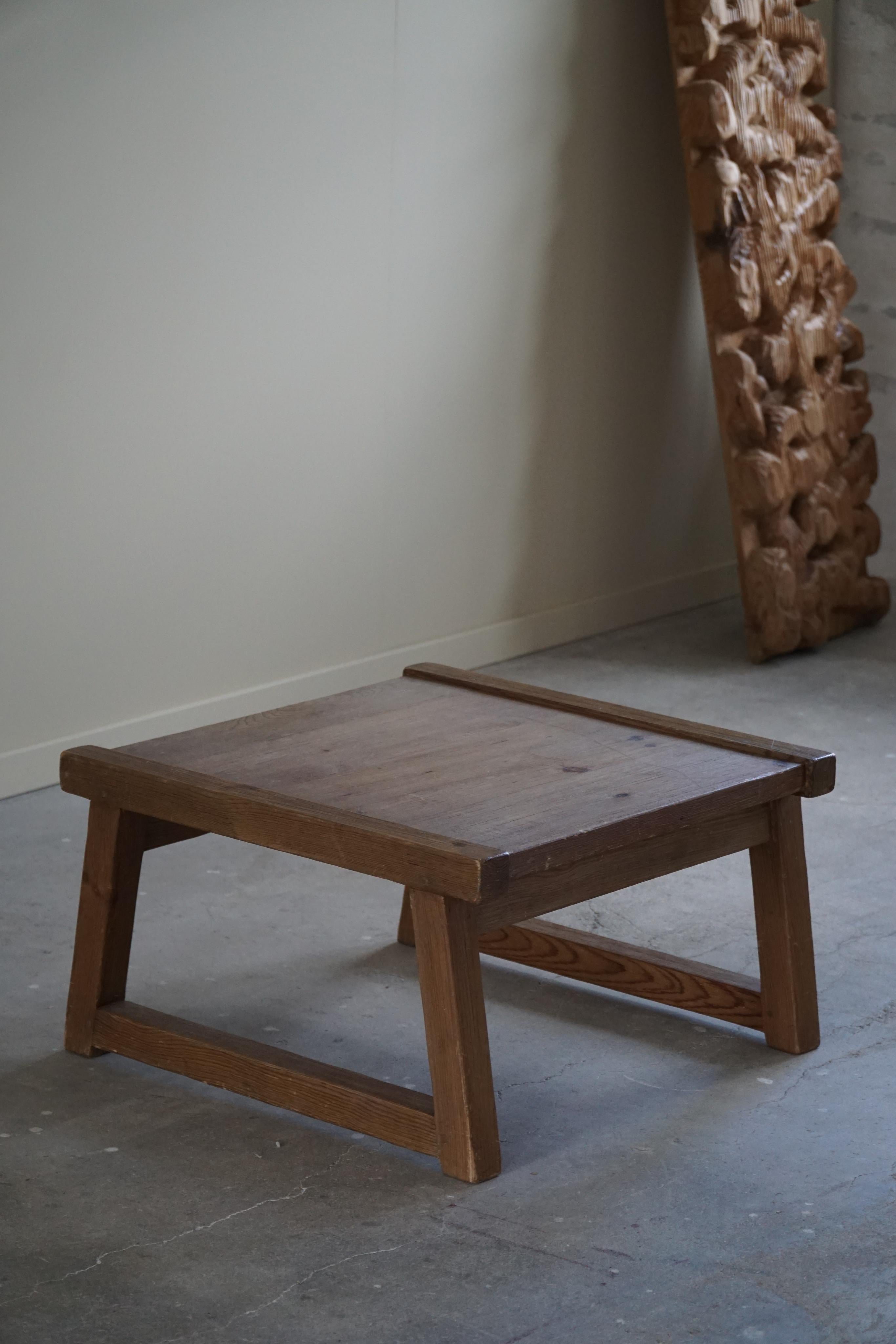 Table de canapé/table d'appoint danoise moderne brutaliste en pin massif, milieu du siècle, 1960 en vente 3