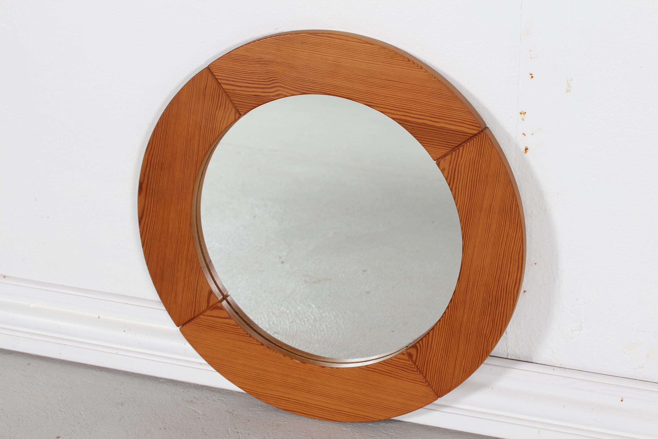 Vintage round brutalist style wall mirror made of solid pine. Made in Denmark in the 1980´s 

Very nice vintage condition without damage.


