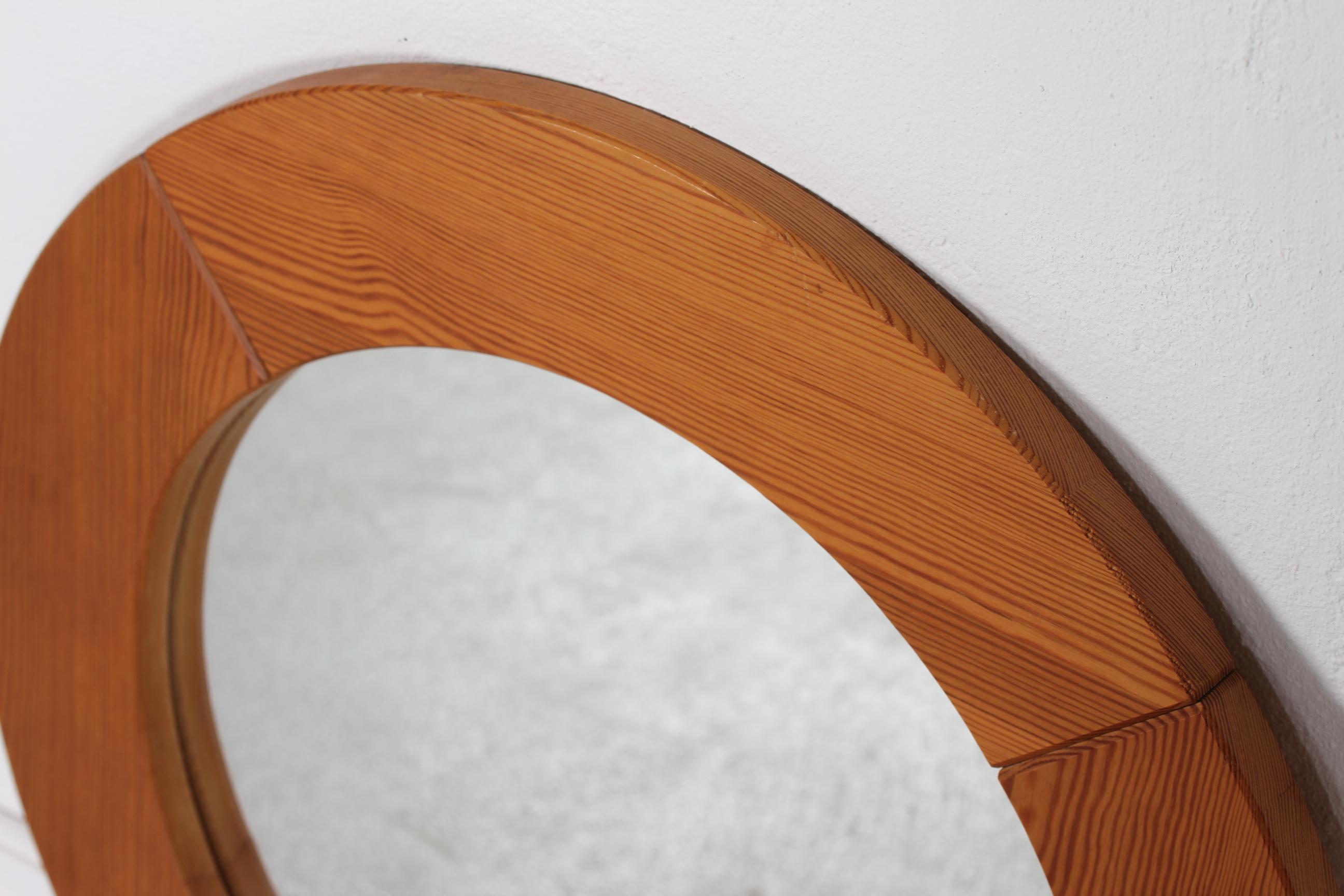 Danish Modern Brutalist style Round Wall Mirror Made of Pine in Denmark 1980's In Good Condition For Sale In Aarhus C, DK