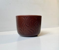 Jardinière danoise moderne en céramique bourgogne de Nils Thorsson, années 1950