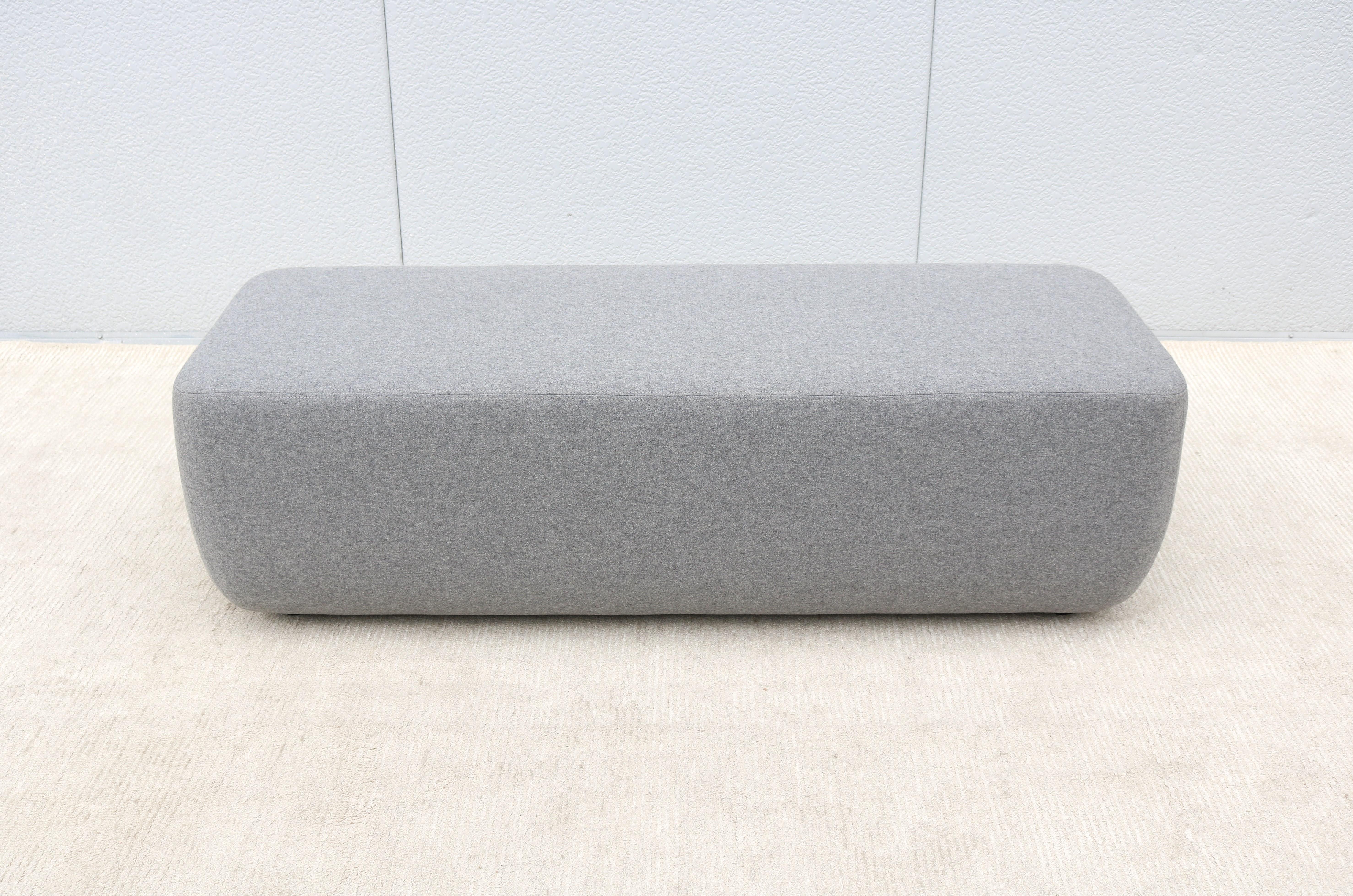 Este fabuloso puf Opera diseñado por Busk+Hertzog para Softline presenta un aspecto limpio y ajustado, y es suave y muy cómodo.
Todas las esquinas están agradablemente redondeadas y resaltan el diseño moderno y atractivo.
Este puf de aspecto