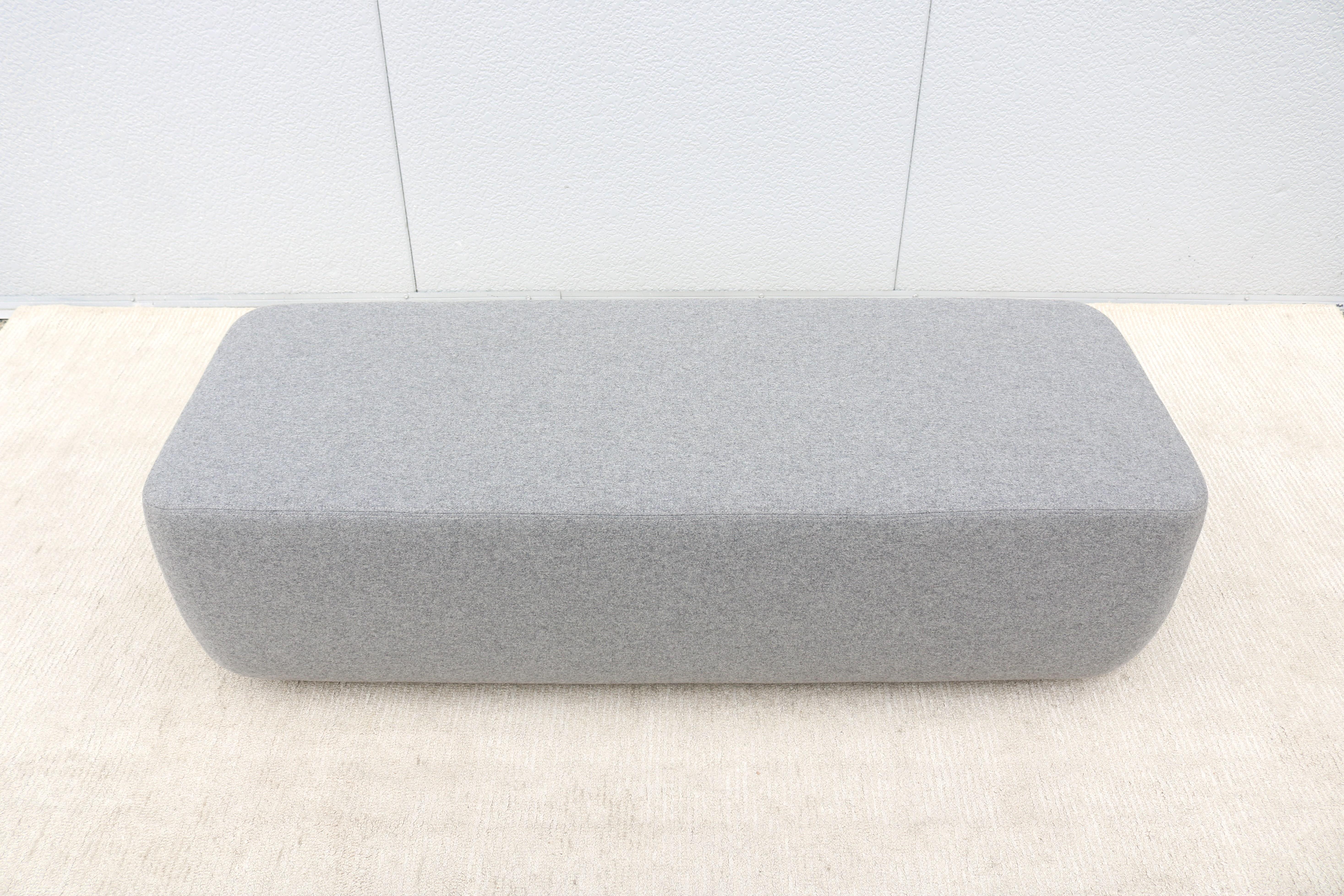 Puf grande Ópera en lana gris níquel de la firma danesa Busk+Hertzog para Softline Moderno en venta