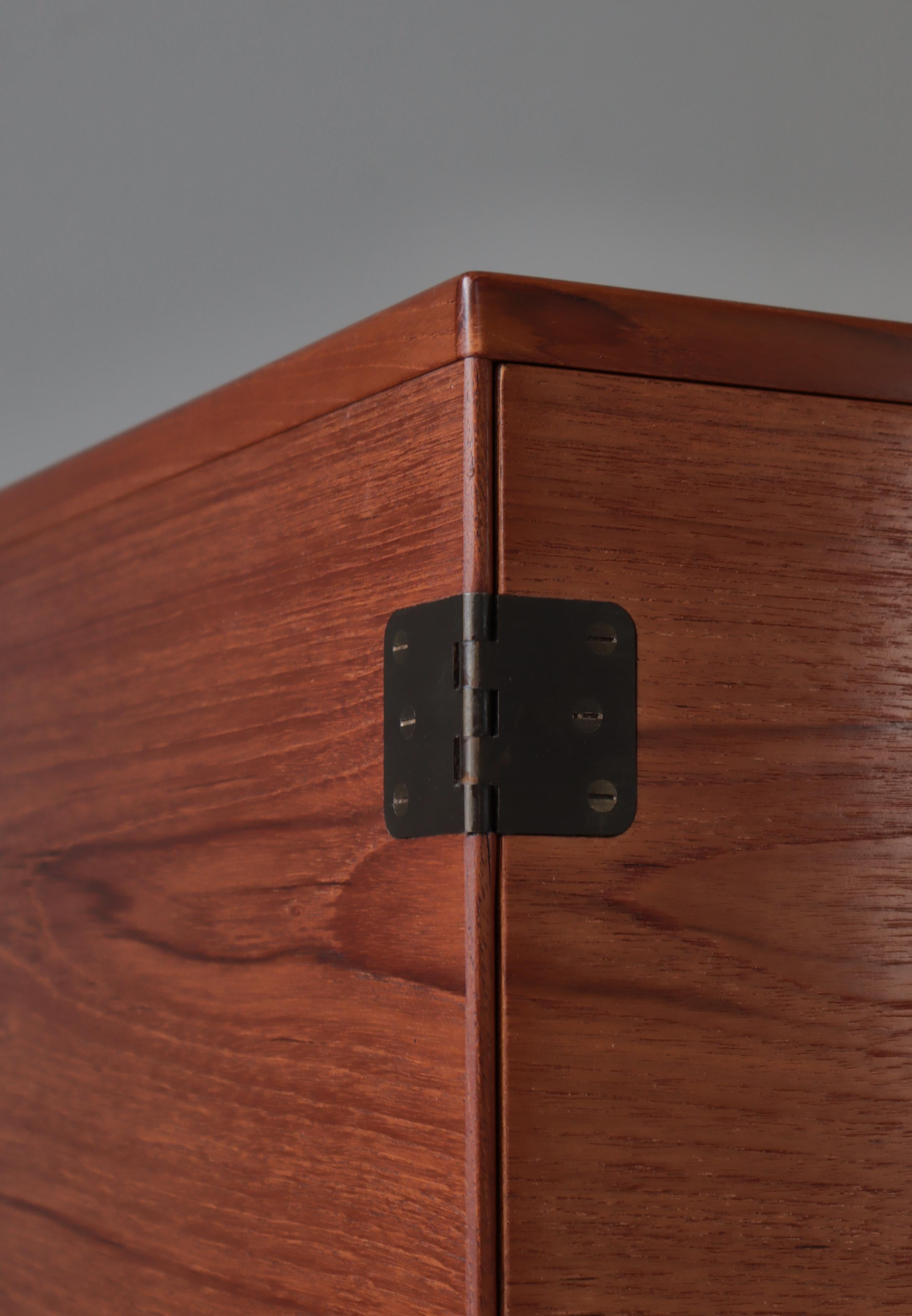 Armadio e cassapanca moderni danesi di Svend Langkilde, legno di teak e ottone, anni '60 in vendita 4