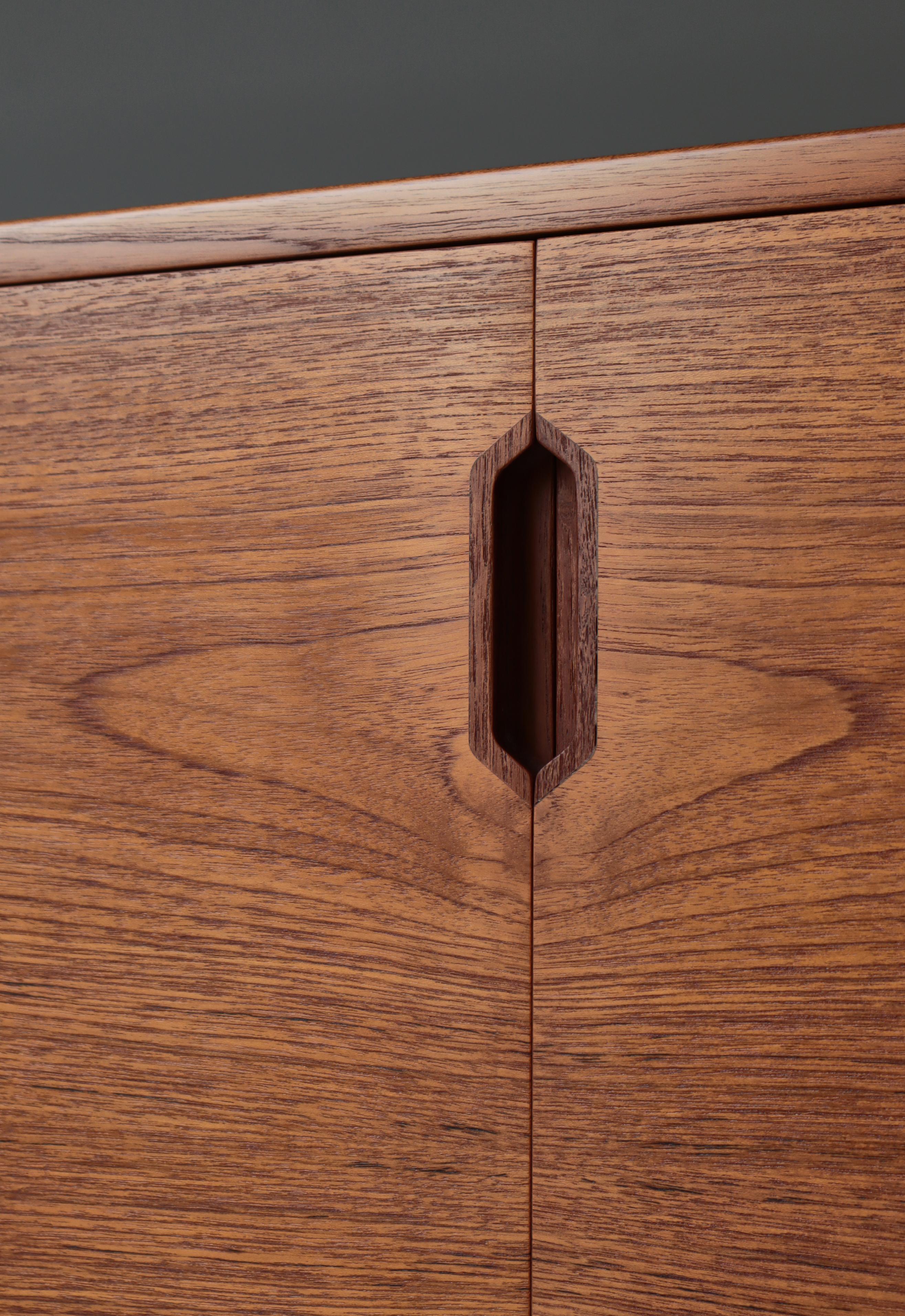 Armadio e cassapanca moderni danesi di Svend Langkilde, legno di teak e ottone, anni '60 in vendita 5