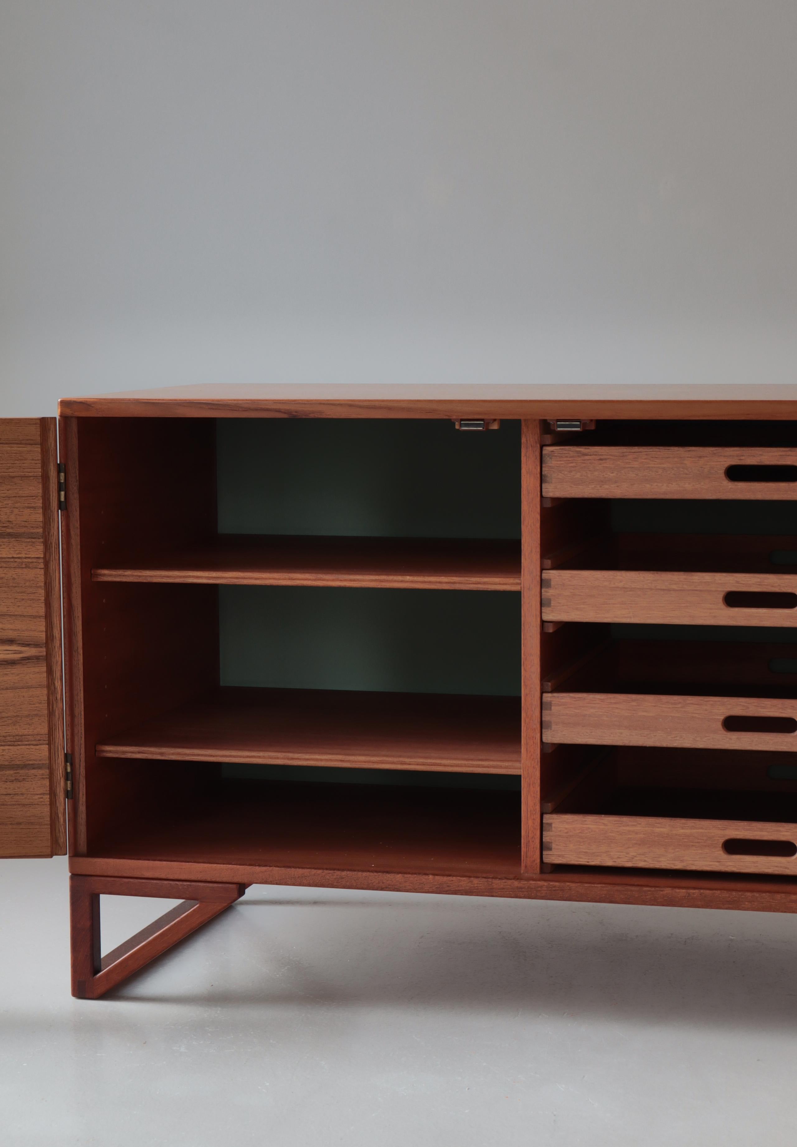 Armadio e cassapanca moderni danesi di Svend Langkilde, legno di teak e ottone, anni '60 in vendita 7