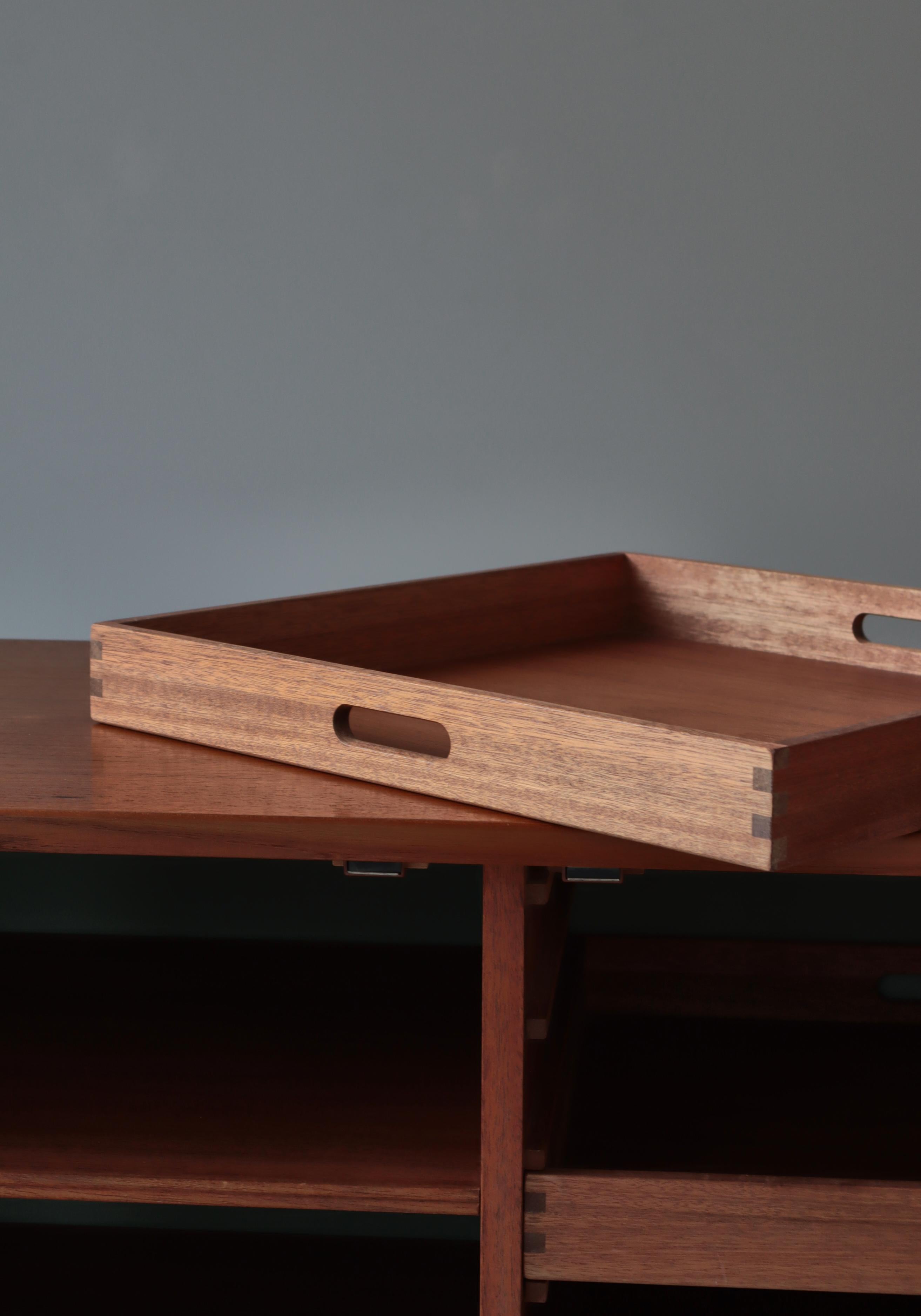 Armadio e cassapanca moderni danesi di Svend Langkilde, legno di teak e ottone, anni '60 in vendita 8