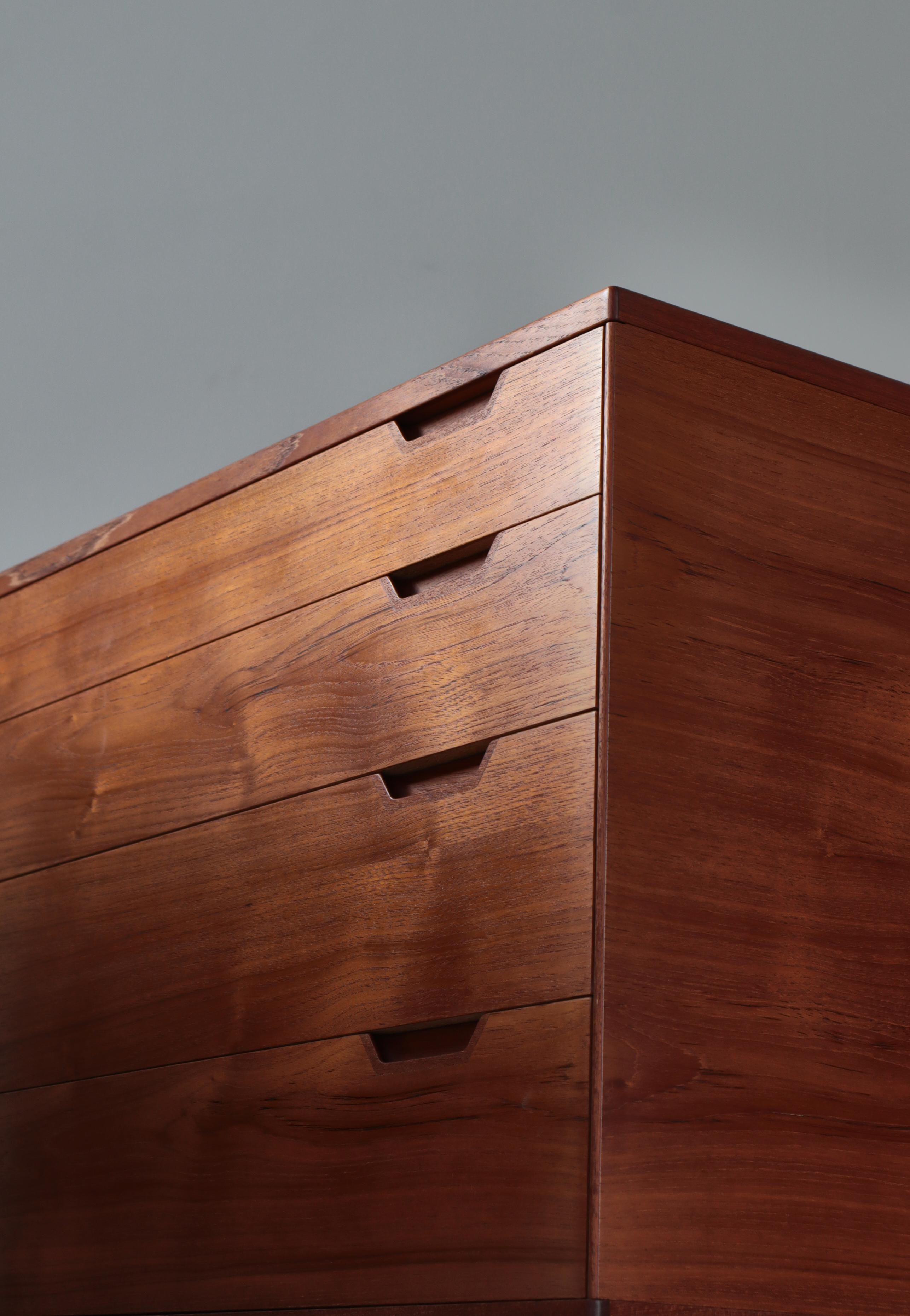Armadio e cassapanca moderni danesi di Svend Langkilde, legno di teak e ottone, anni '60 in vendita 9