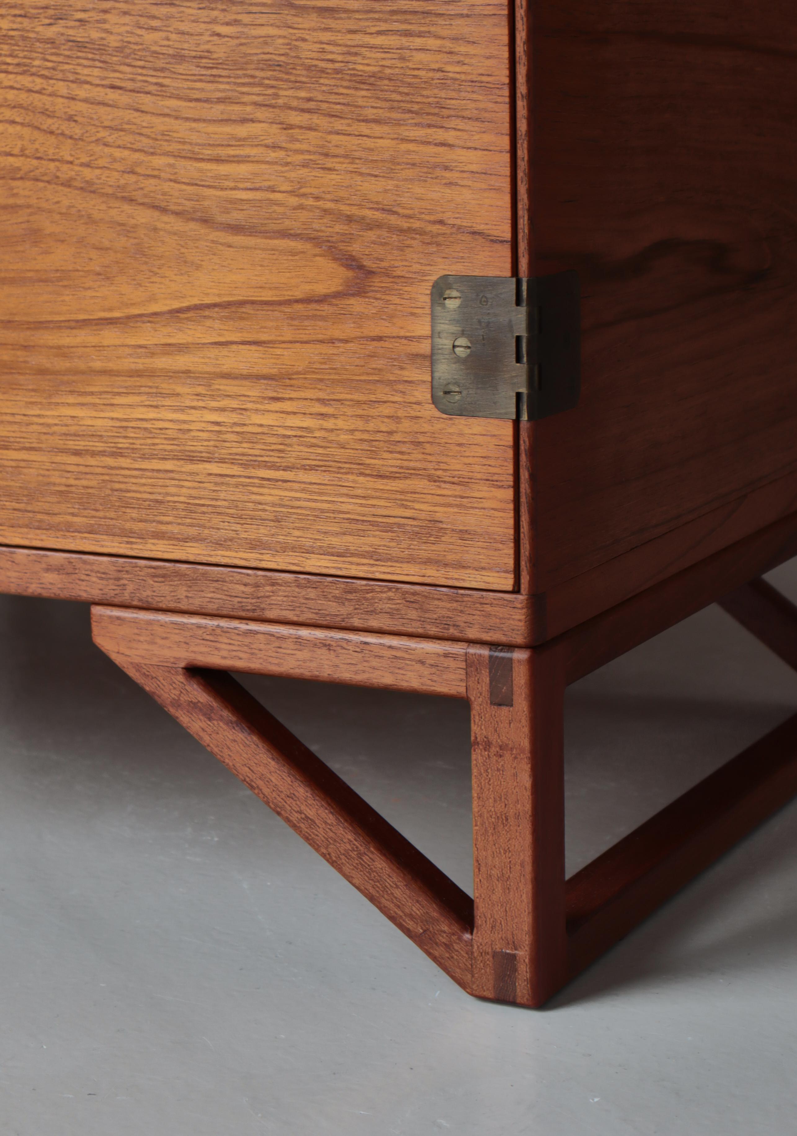 Armadio e cassapanca moderni danesi di Svend Langkilde, legno di teak e ottone, anni '60 in vendita 10