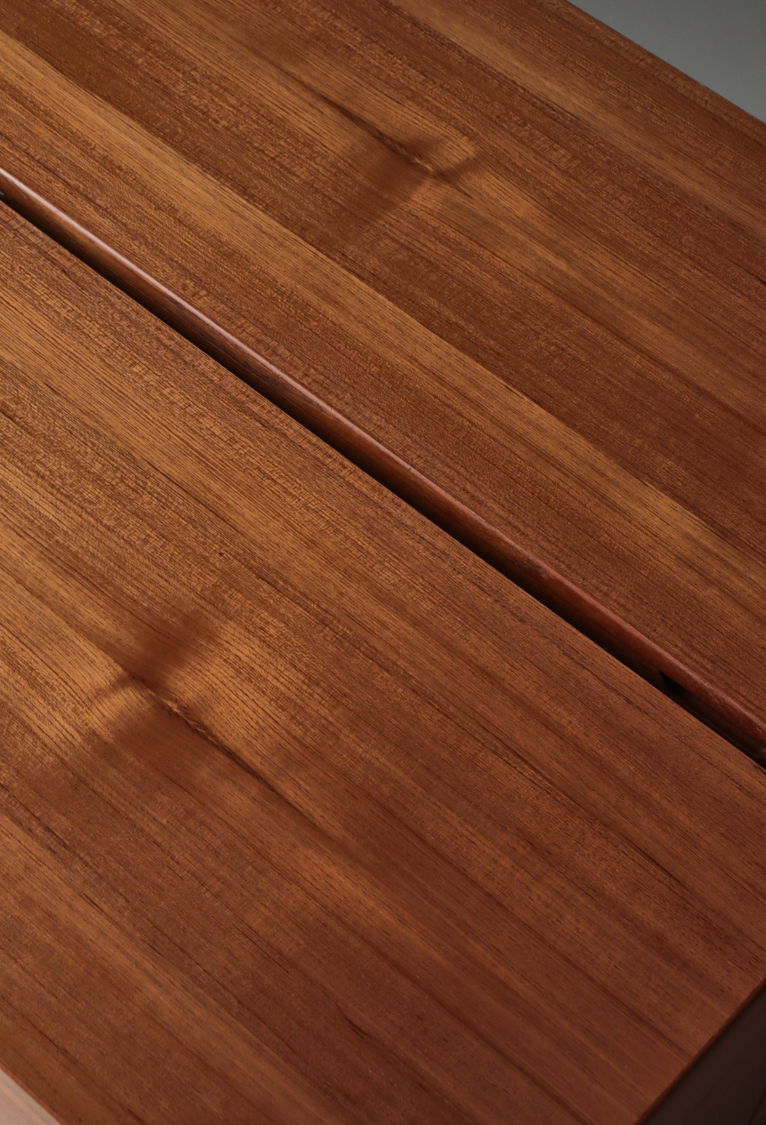 Armadio e cassapanca moderni danesi di Svend Langkilde, legno di teak e ottone, anni '60 in vendita 11