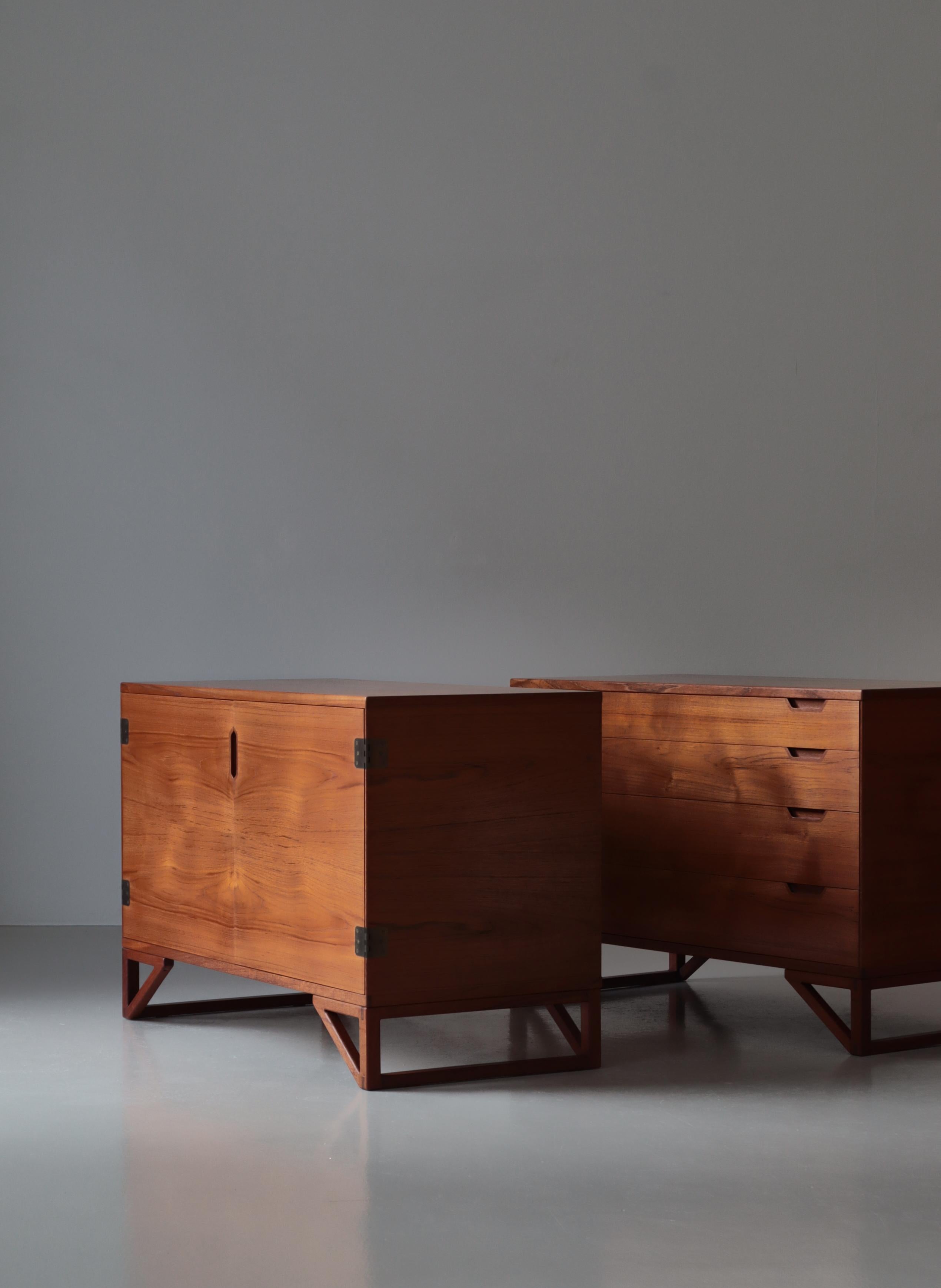 Armadio e cassapanca moderni danesi di Svend Langkilde, legno di teak e ottone, anni '60 in vendita 12