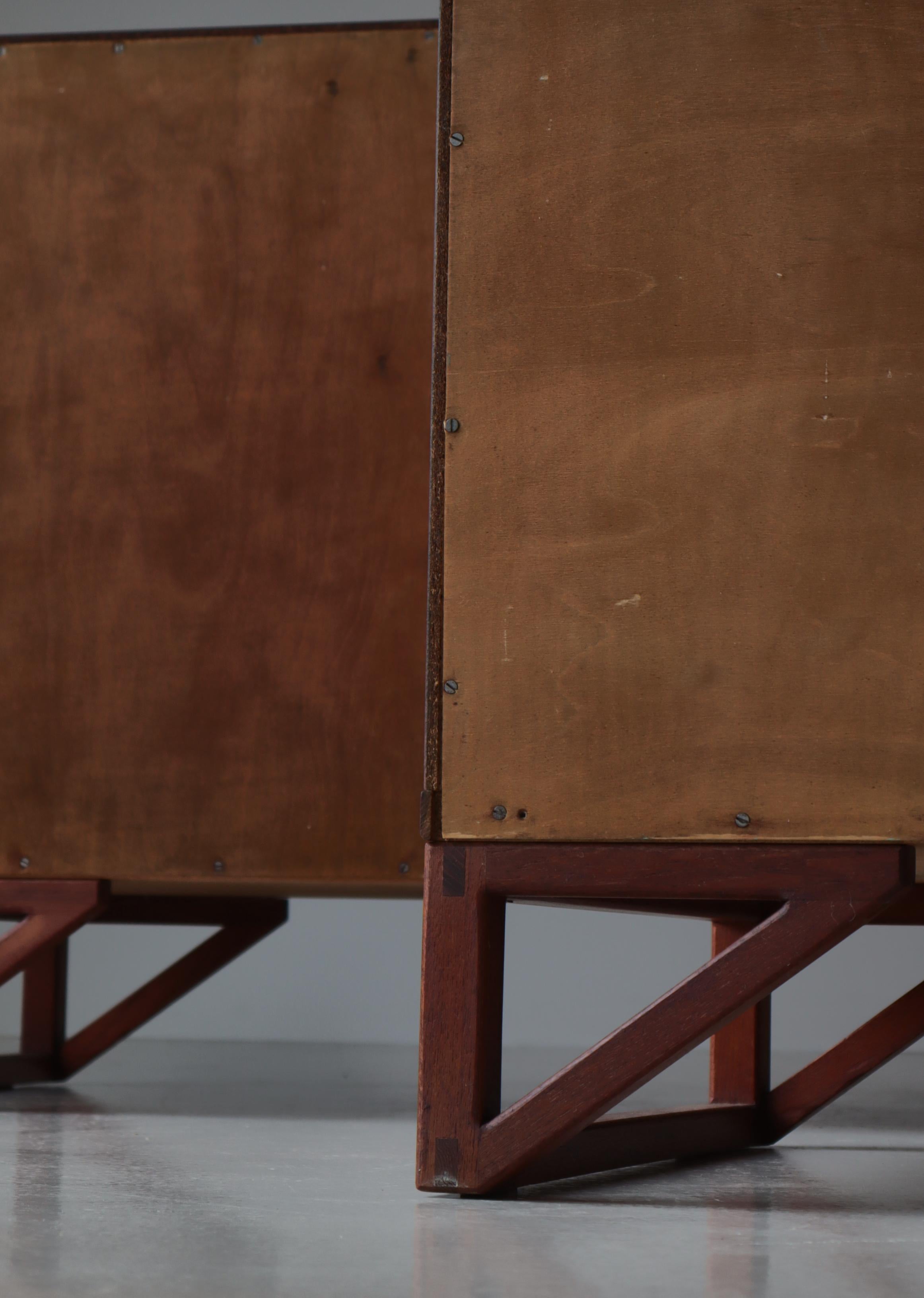 Armadio e cassapanca moderni danesi di Svend Langkilde, legno di teak e ottone, anni '60 in vendita 13