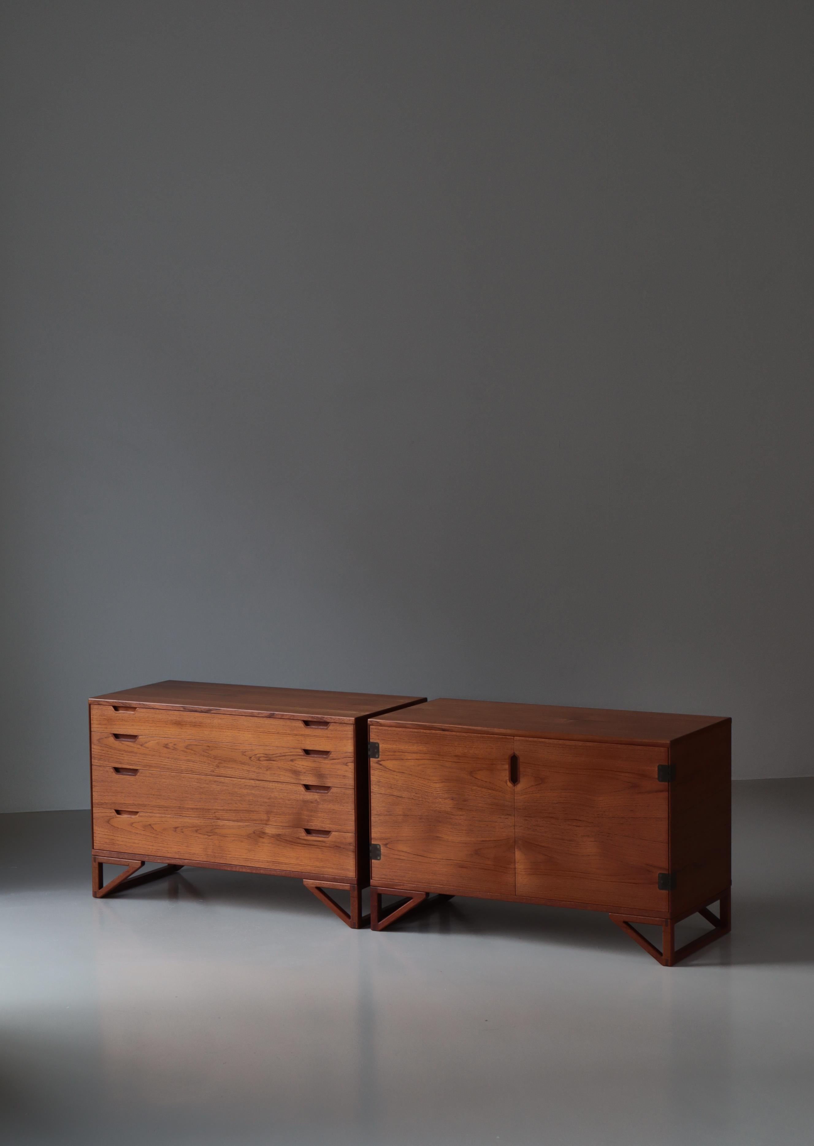 Scandinavo moderno Armadio e cassapanca moderni danesi di Svend Langkilde, legno di teak e ottone, anni '60 in vendita