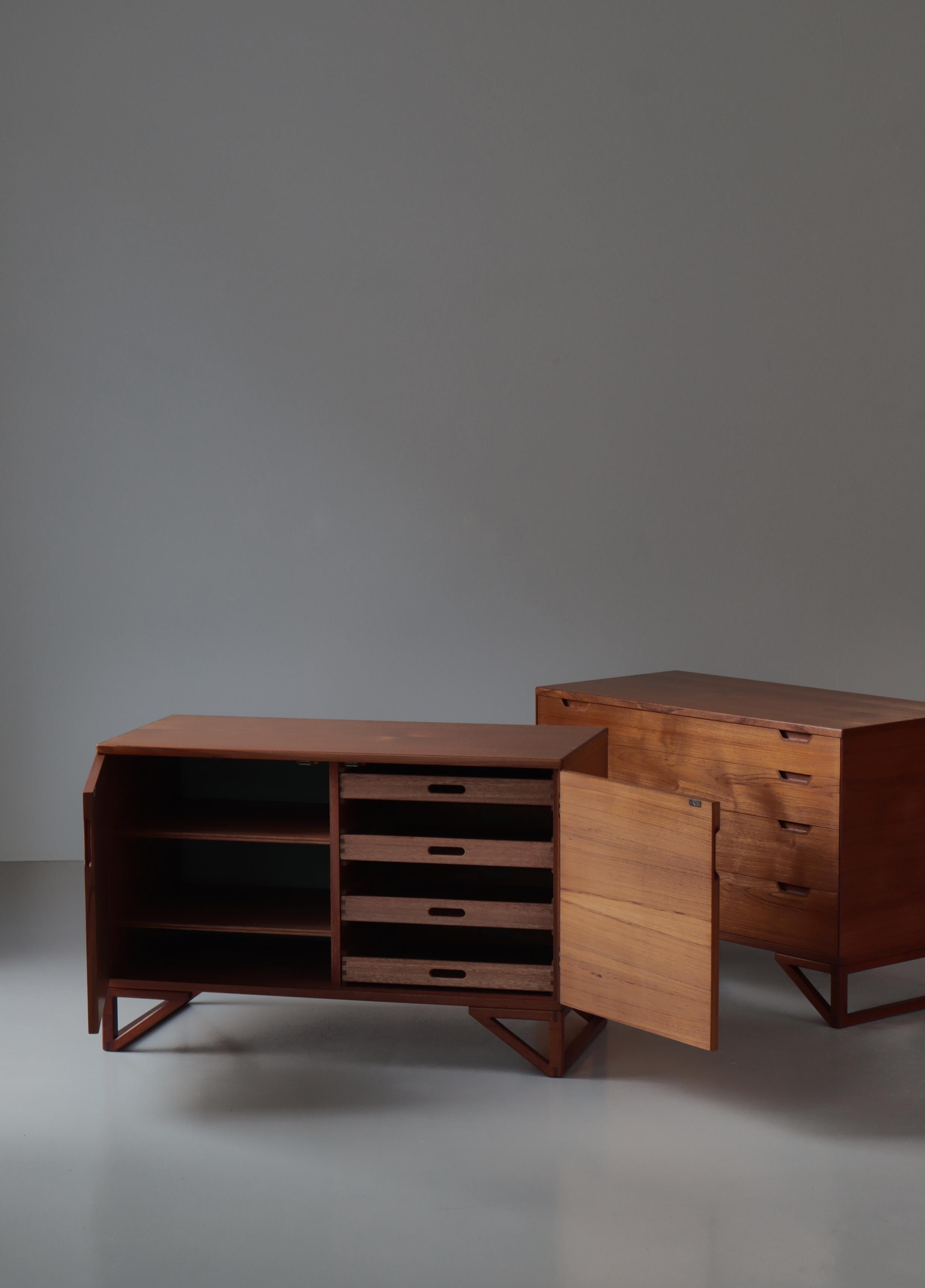Danese Armadio e cassapanca moderni danesi di Svend Langkilde, legno di teak e ottone, anni '60 in vendita