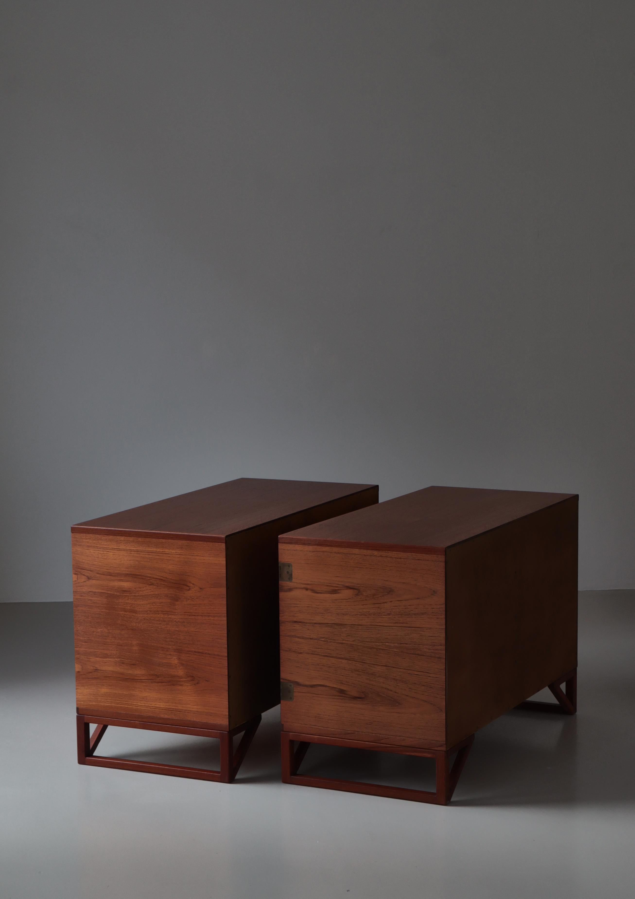 Armadio e cassapanca moderni danesi di Svend Langkilde, legno di teak e ottone, anni '60 In condizioni buone in vendita a Odense, DK