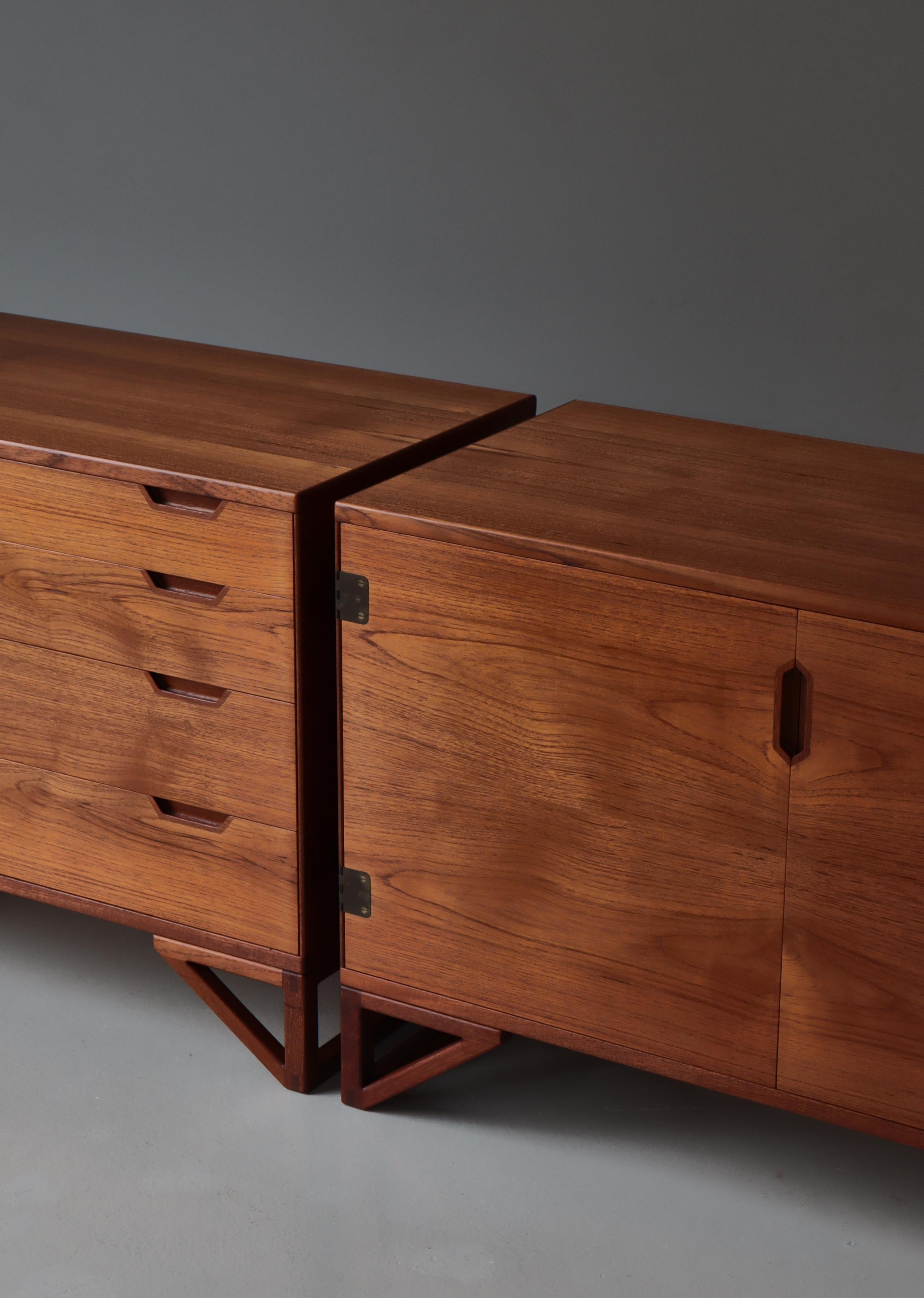 Metà XX secolo Armadio e cassapanca moderni danesi di Svend Langkilde, legno di teak e ottone, anni '60 in vendita