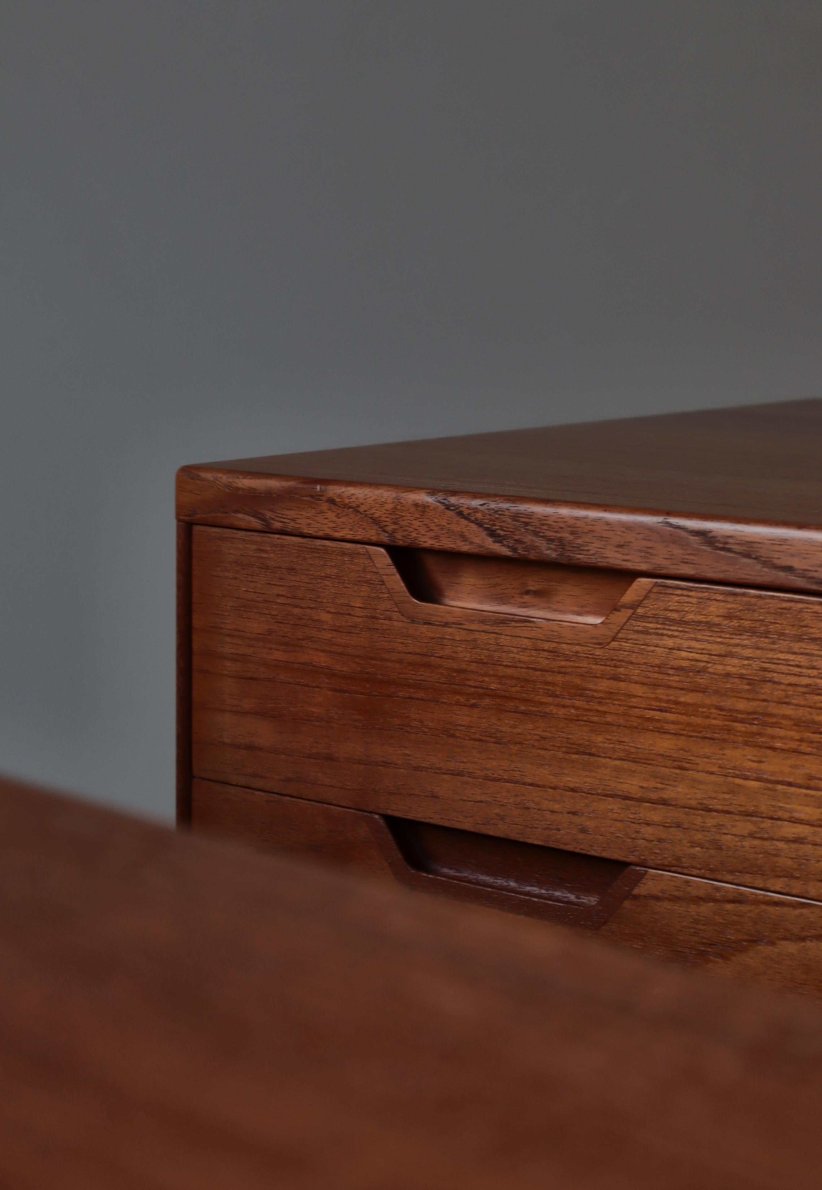 Ottone Armadio e cassapanca moderni danesi di Svend Langkilde, legno di teak e ottone, anni '60 in vendita