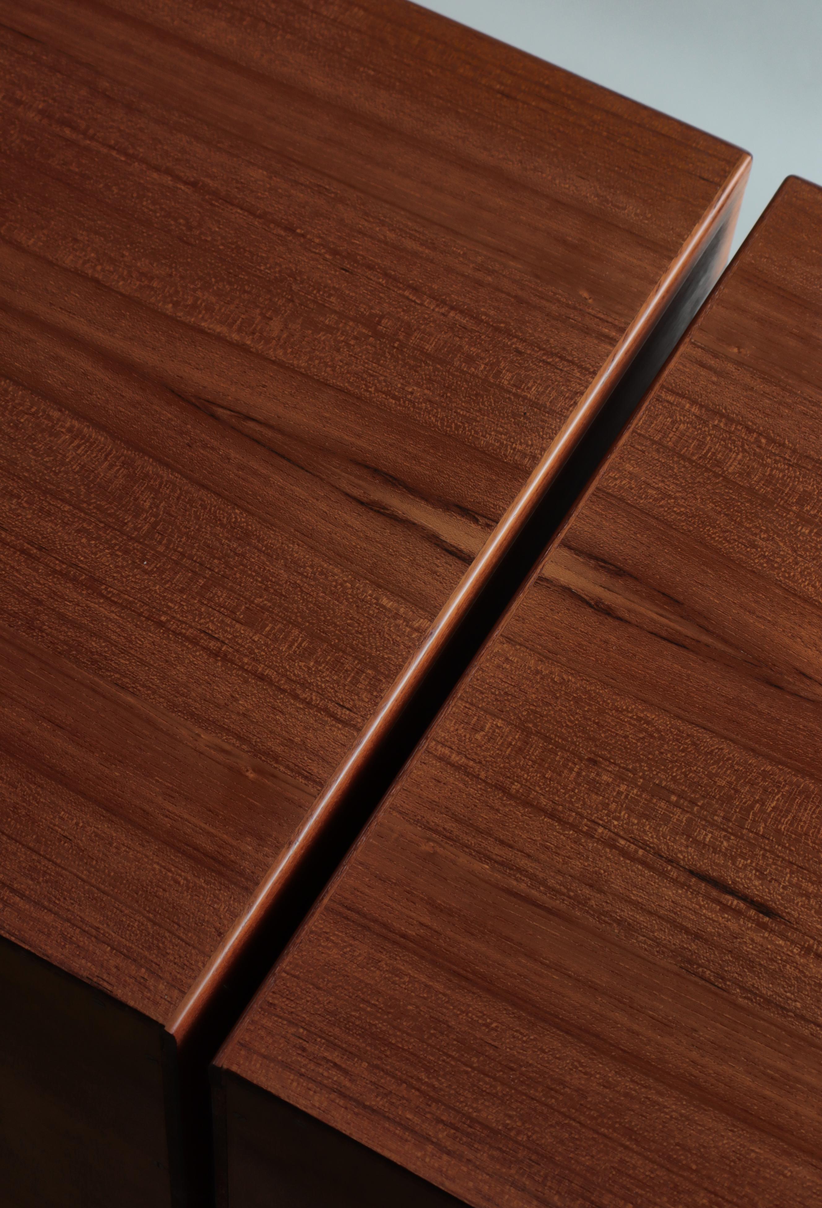 Armadio e cassapanca moderni danesi di Svend Langkilde, legno di teak e ottone, anni '60 in vendita 1