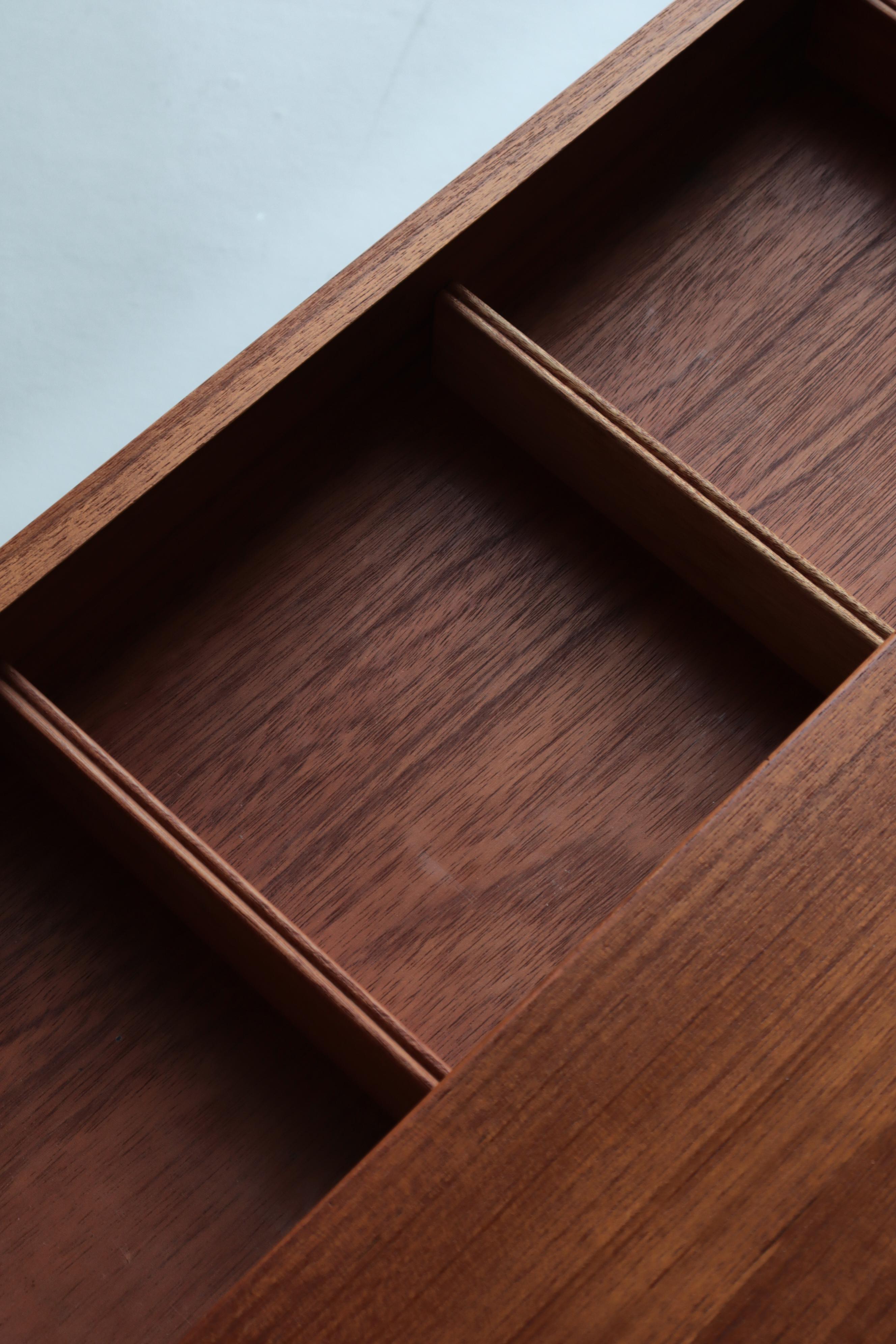 Armadio e cassapanca moderni danesi di Svend Langkilde, legno di teak e ottone, anni '60 in vendita 2