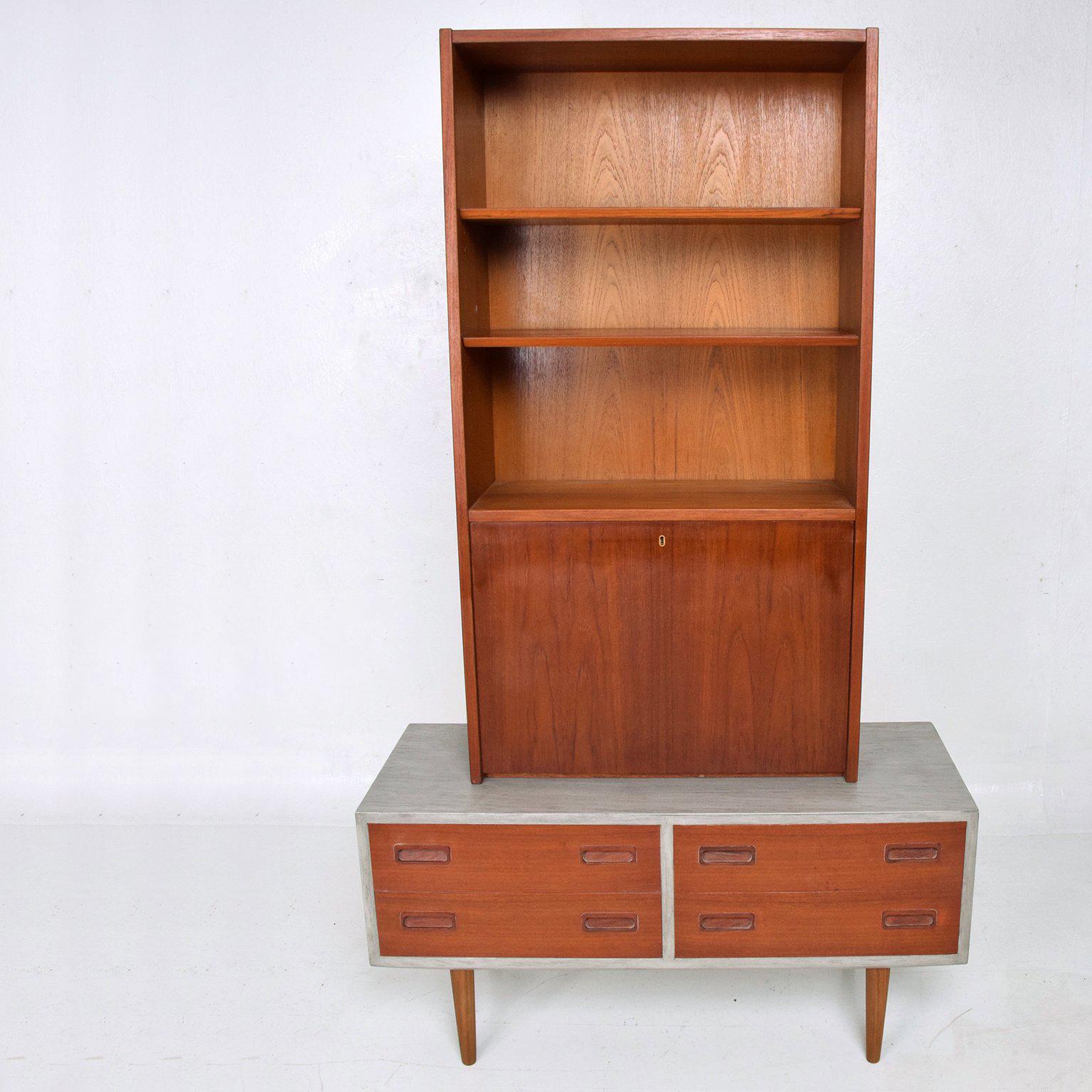 For your consideration a Danish modern cabinet with four pull-out drawers and hutch.
The cabinet is two-tone, teak with grey cerused finish.
Cabinet mounted in solid teak peg legs.
Retains Danish control label in one side of the drawer.
All