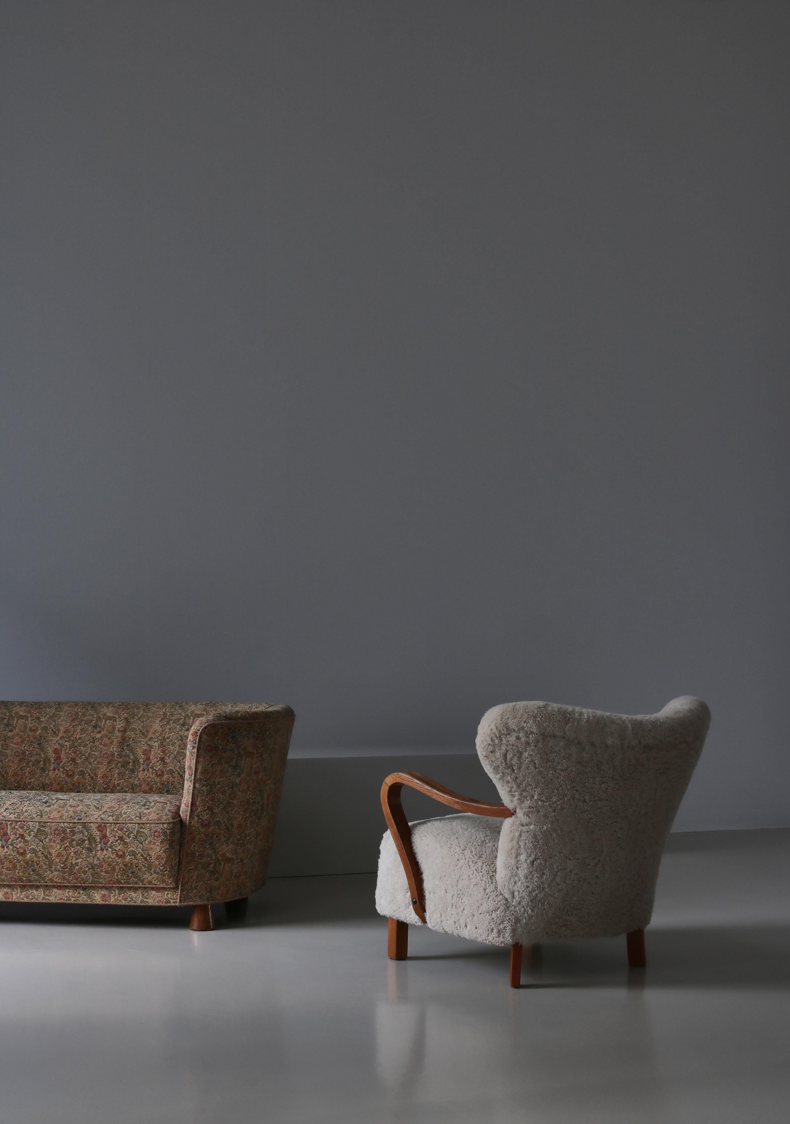 The Modern Scandinavian Lounge Chair, hergestellt in den 1940er Jahren von einem dänischen Tischler. Große dramatische Winkel und Proportionen mit geschnitzten hölzernen Armlehnen und Beine aus massiver Eiche mit großer Maserung und Patina. Die