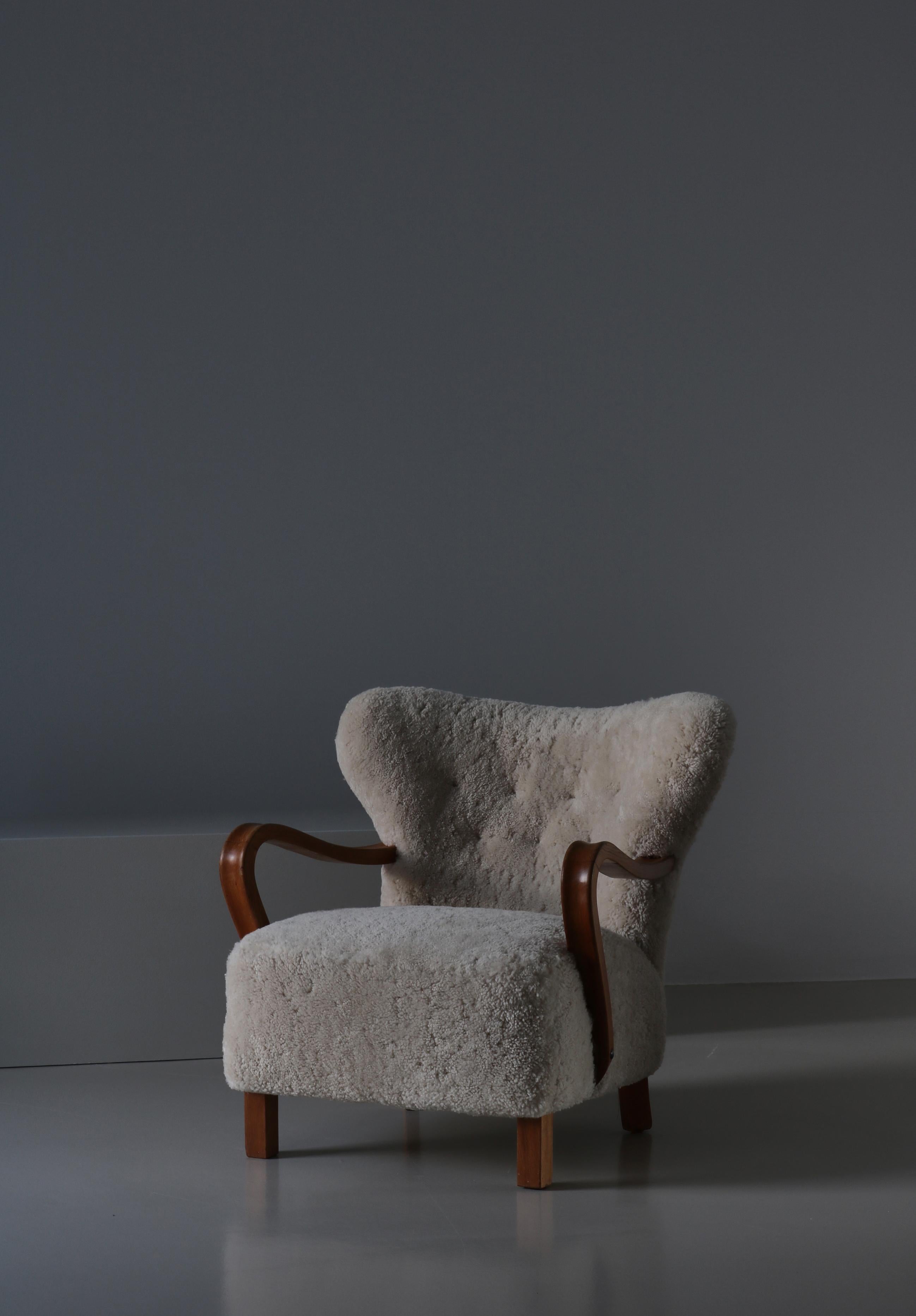 Scandinavian Modern Danish Modern Cabinetmaker Lounge Chair Oak & Sheepskin, Denmark, 1940s For Sale