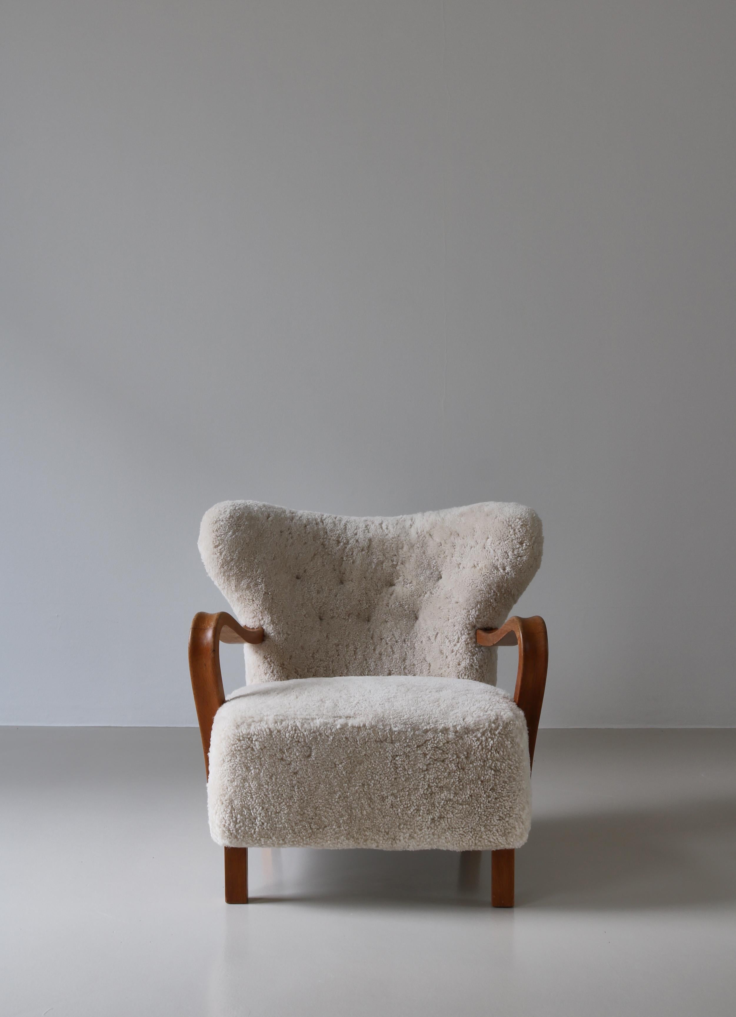 Danish Modern Cabinetmaker Lounge Chair Oak & Sheepskin, Denmark, 1940s For Sale 3