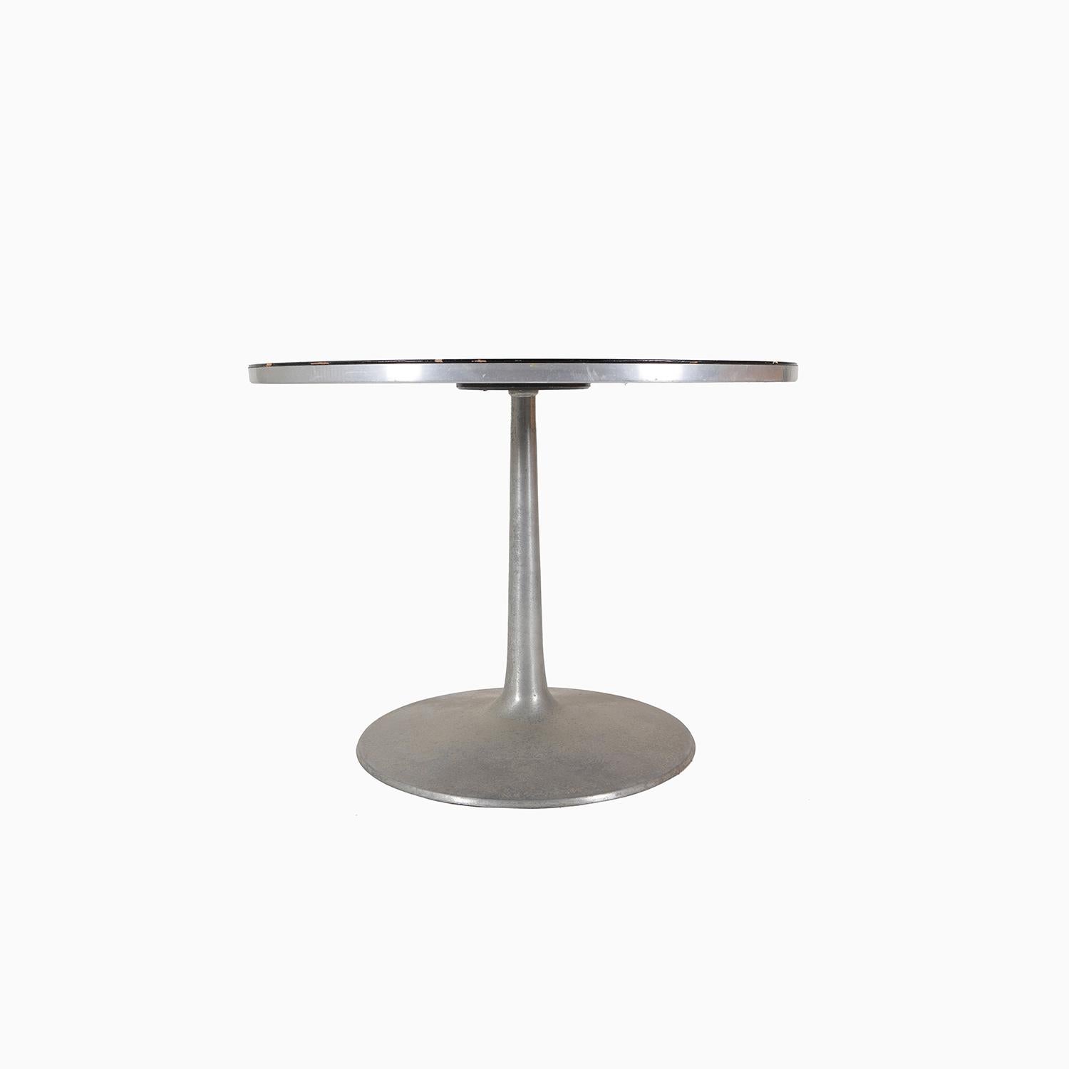 Dänischer moderner Cado-Tisch in Tulpenform (Skandinavisch) im Angebot