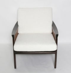 Sillón de estilo danés moderno con respaldo de mimbre, restaurado y retapizado en tejido bouclé de mediados de siglo