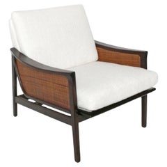Sillón de estilo danés moderno con respaldo de mimbre, restaurado y retapizado en tejido bouclé de mediados de siglo