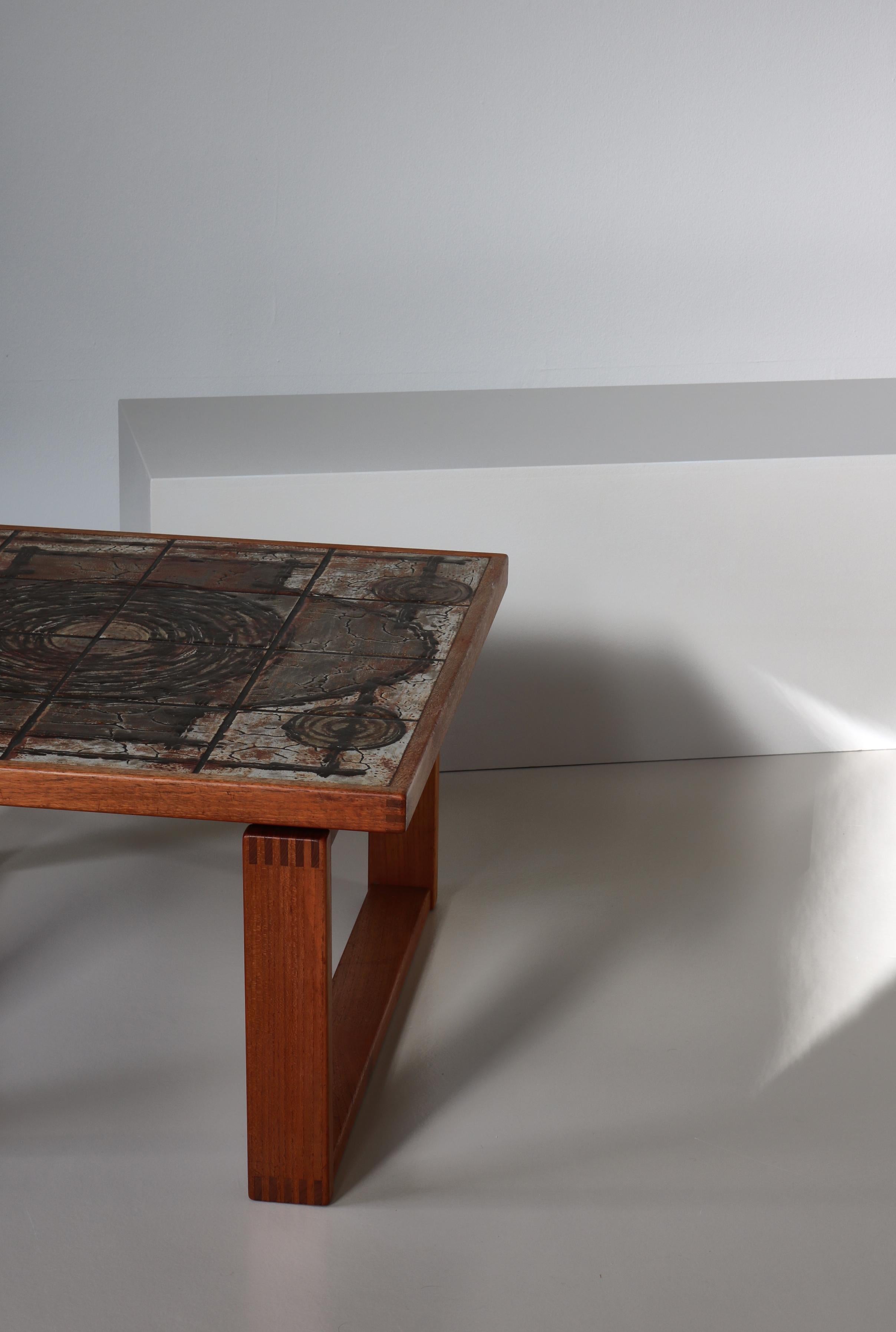 Wunderschöner einzigartiger Mitteltisch aus massivem Teakholz mit einer Platte aus Keramikfliesen von Ox-Art. Hergestellt in Dänemark im Jahr 1973. Brutalistischer Stil. Unterzeichnet 1973.
