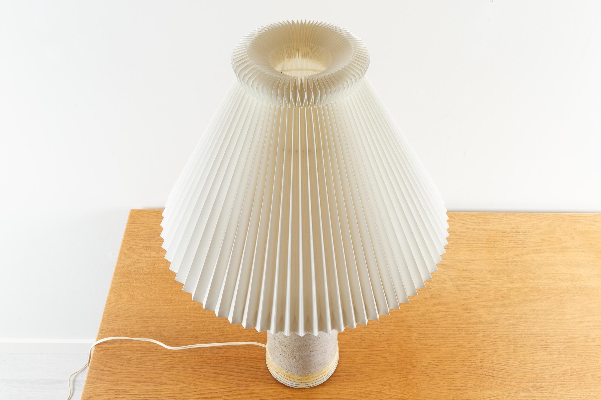 Dänische moderne Keramik-Tischlampe Frimann, 1970er Jahre im Zustand „Gut“ im Angebot in Asaa, DK