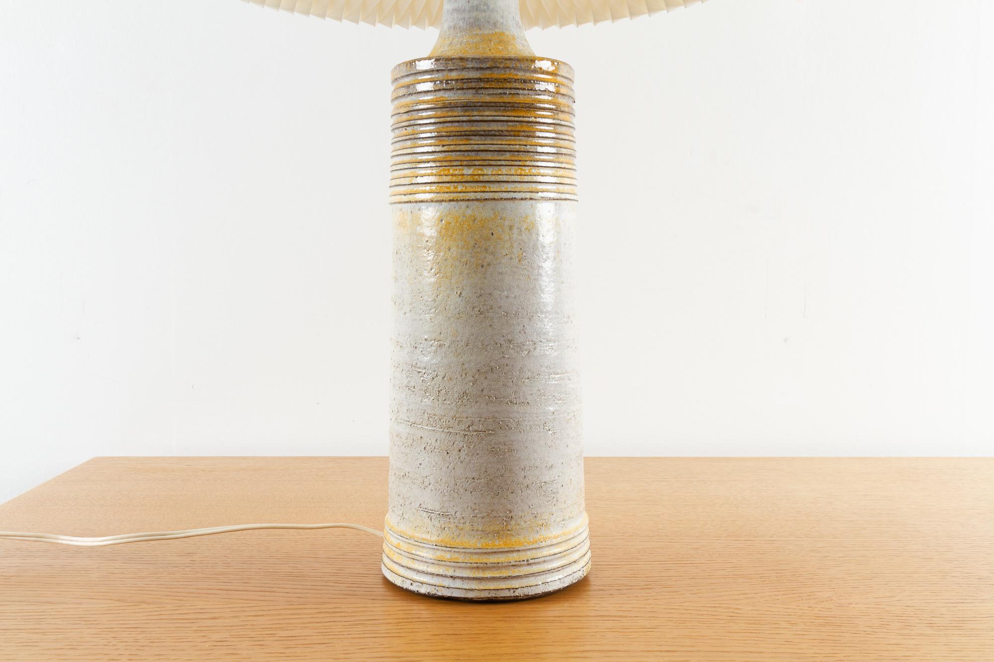 Dänische moderne Keramik-Tischlampe Frimann, 1970er Jahre im Angebot 1