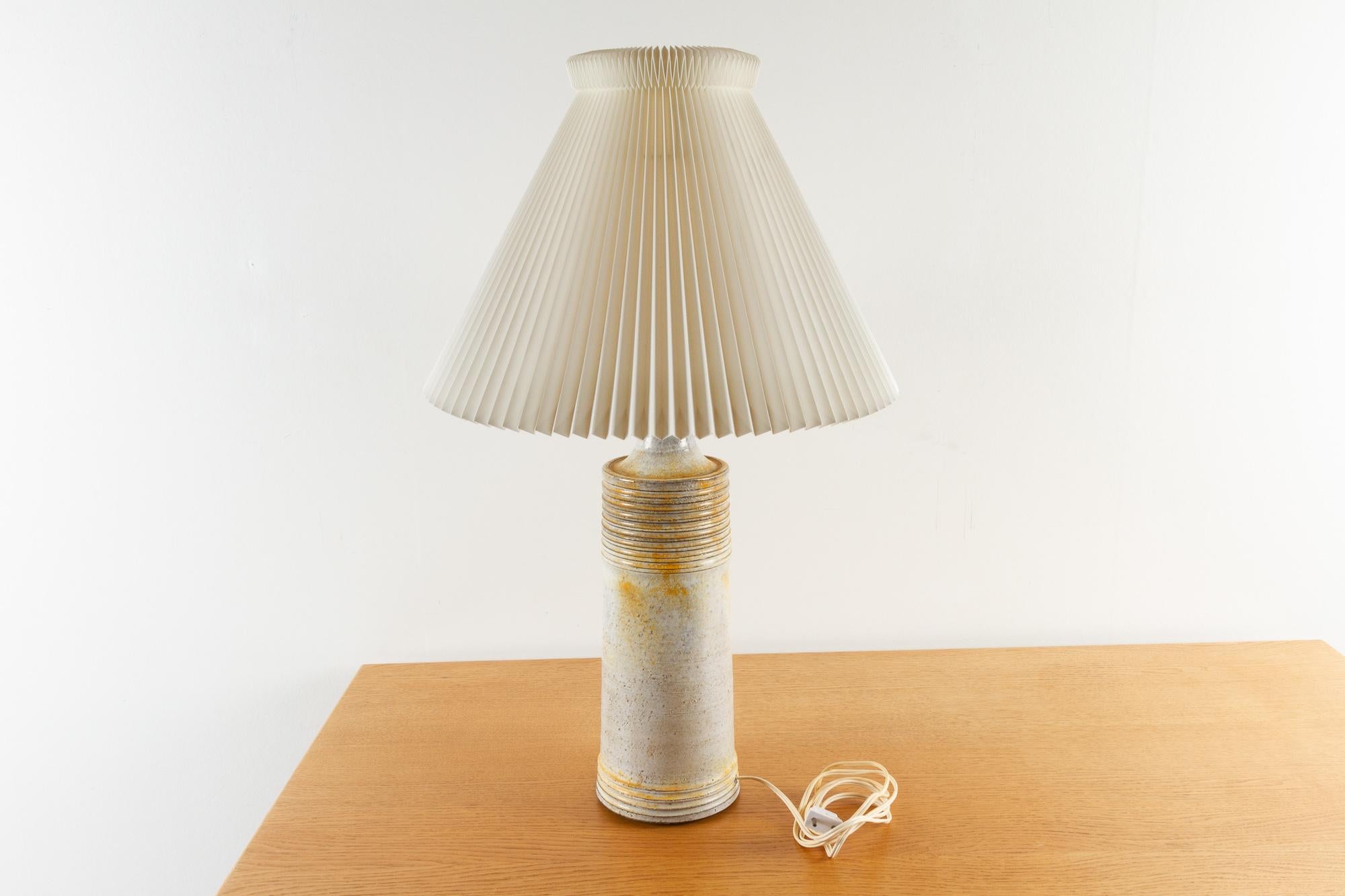 Dänische moderne Keramik-Tischlampe Frimann, 1970er Jahre im Angebot 3