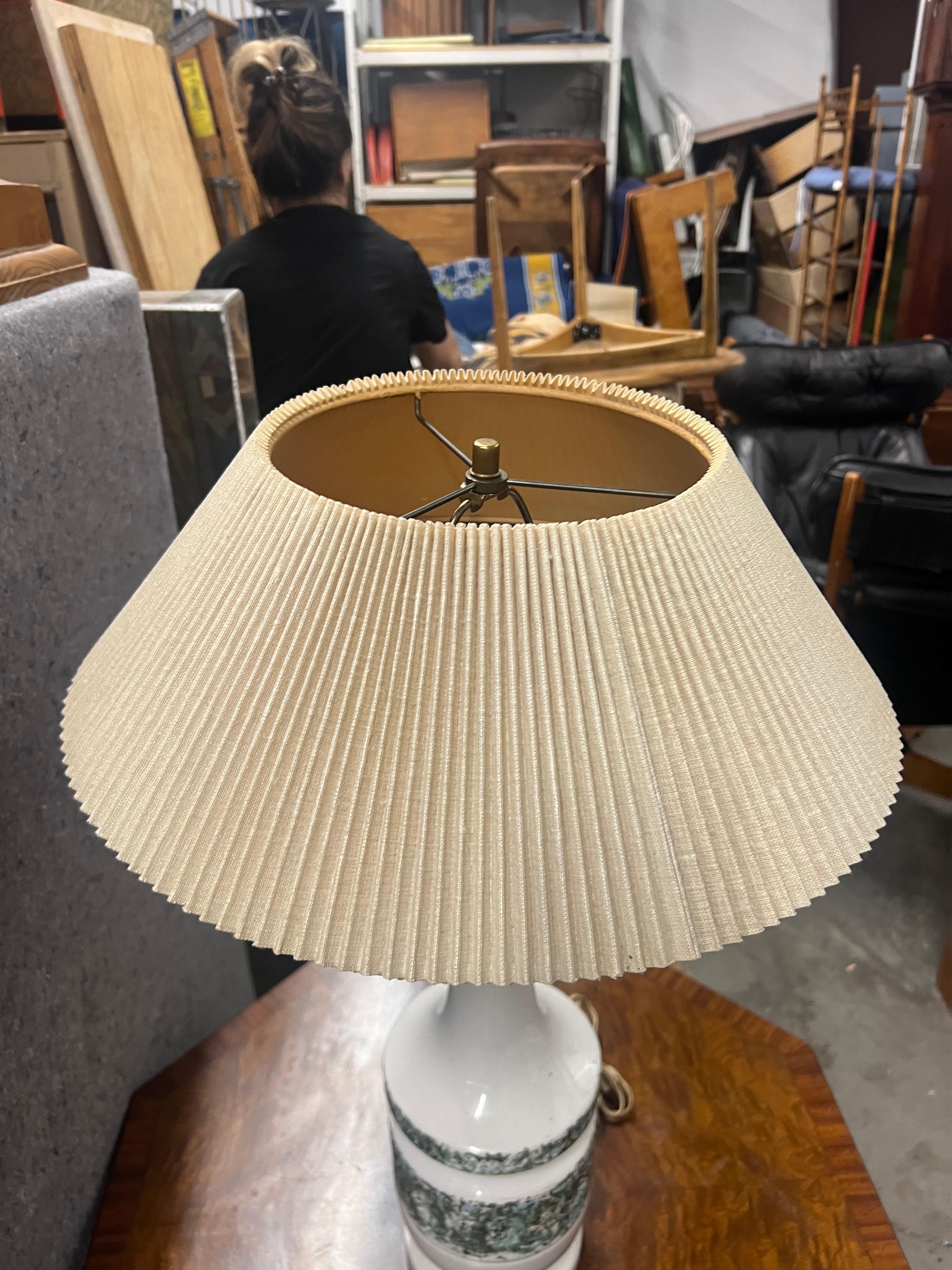 Scandinave moderne Lampe danoise moderne avec abat-jour danois en vente