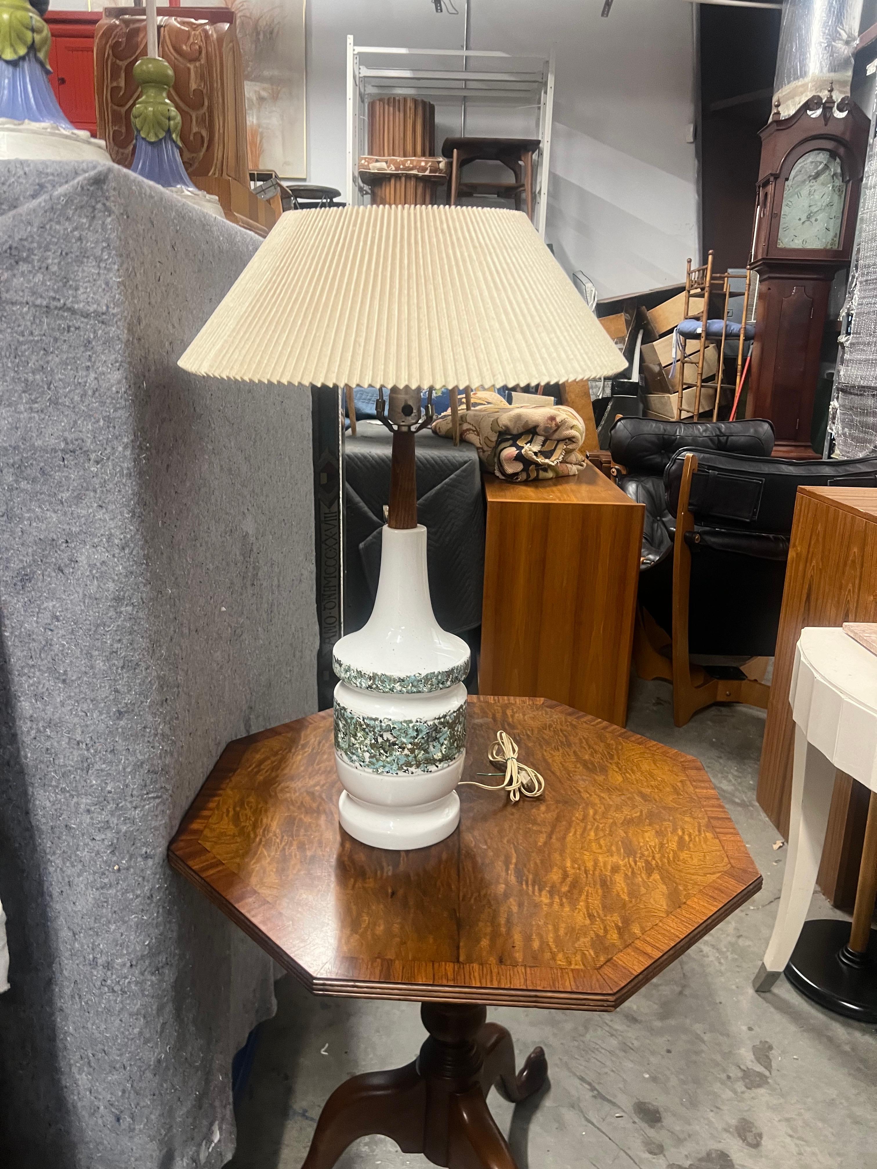 Milieu du XXe siècle Lampe danoise moderne avec abat-jour danois en vente