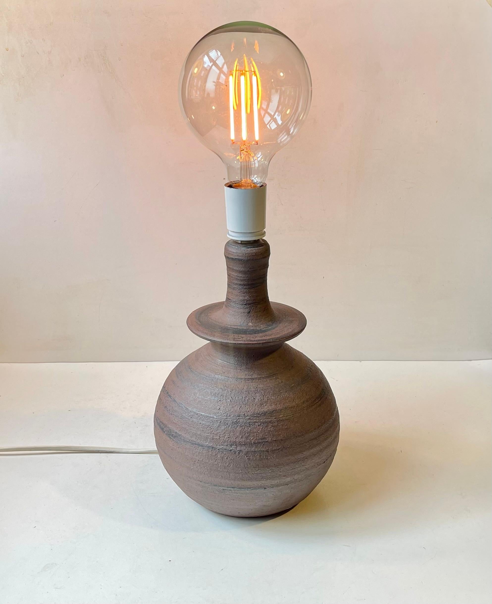 Fait main Lampe de bureau danoise moderne en céramique Orbit de K. W. Andersen, 1980 en vente
