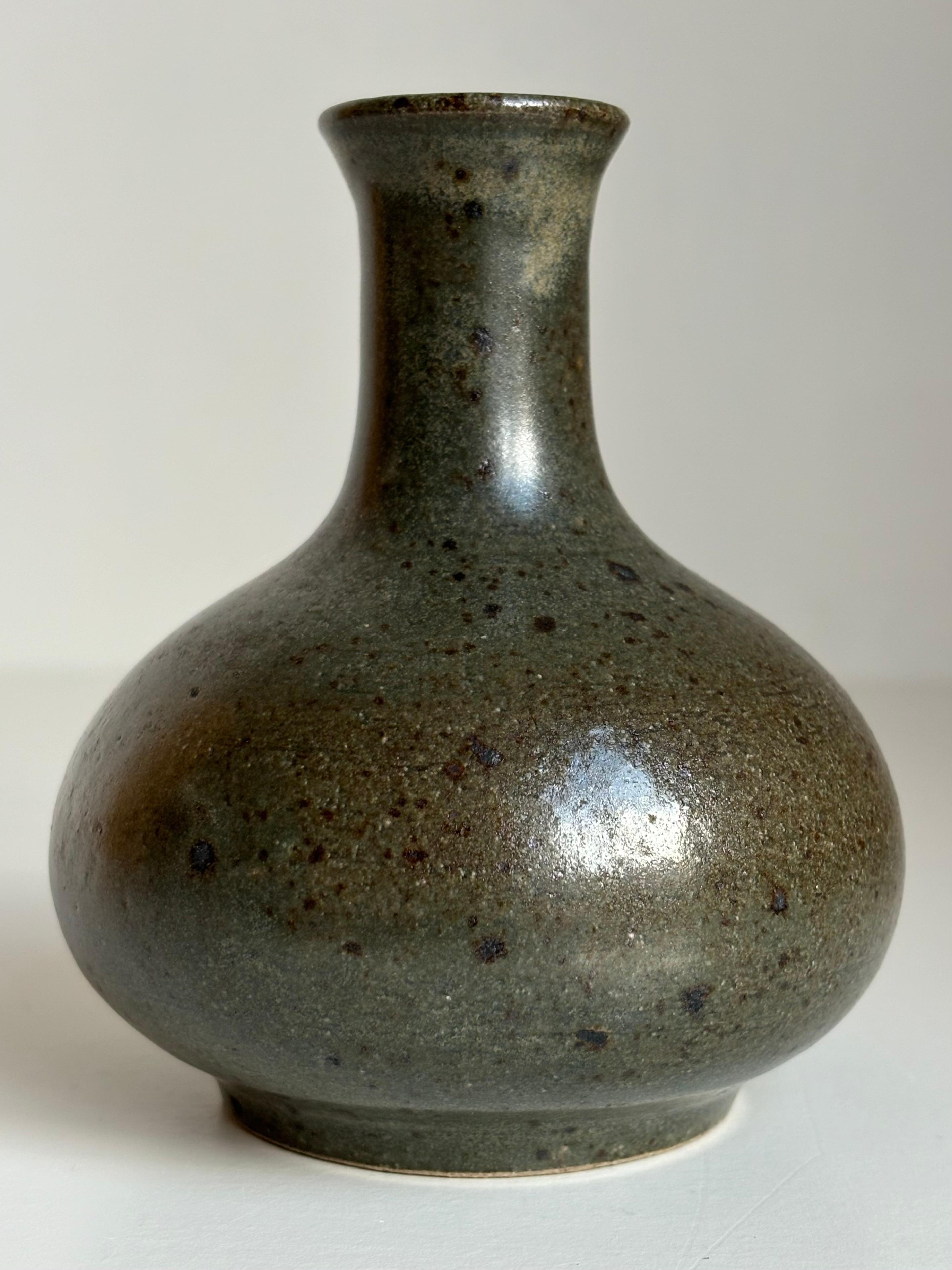 Vaso danese in ceramica della metà del secolo scorso. Smalto color terra a macchie nei toni del verde scuro. Firmato sotto la base.
Bellissime condizioni vintage.
Danimarca, anni '60.