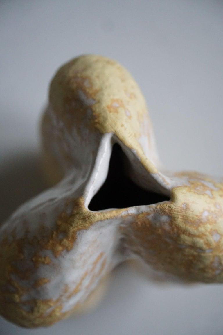 Fait main Vase moderne danois en céramique et grès de l'artiste danois Ole Victor, 2022 en vente