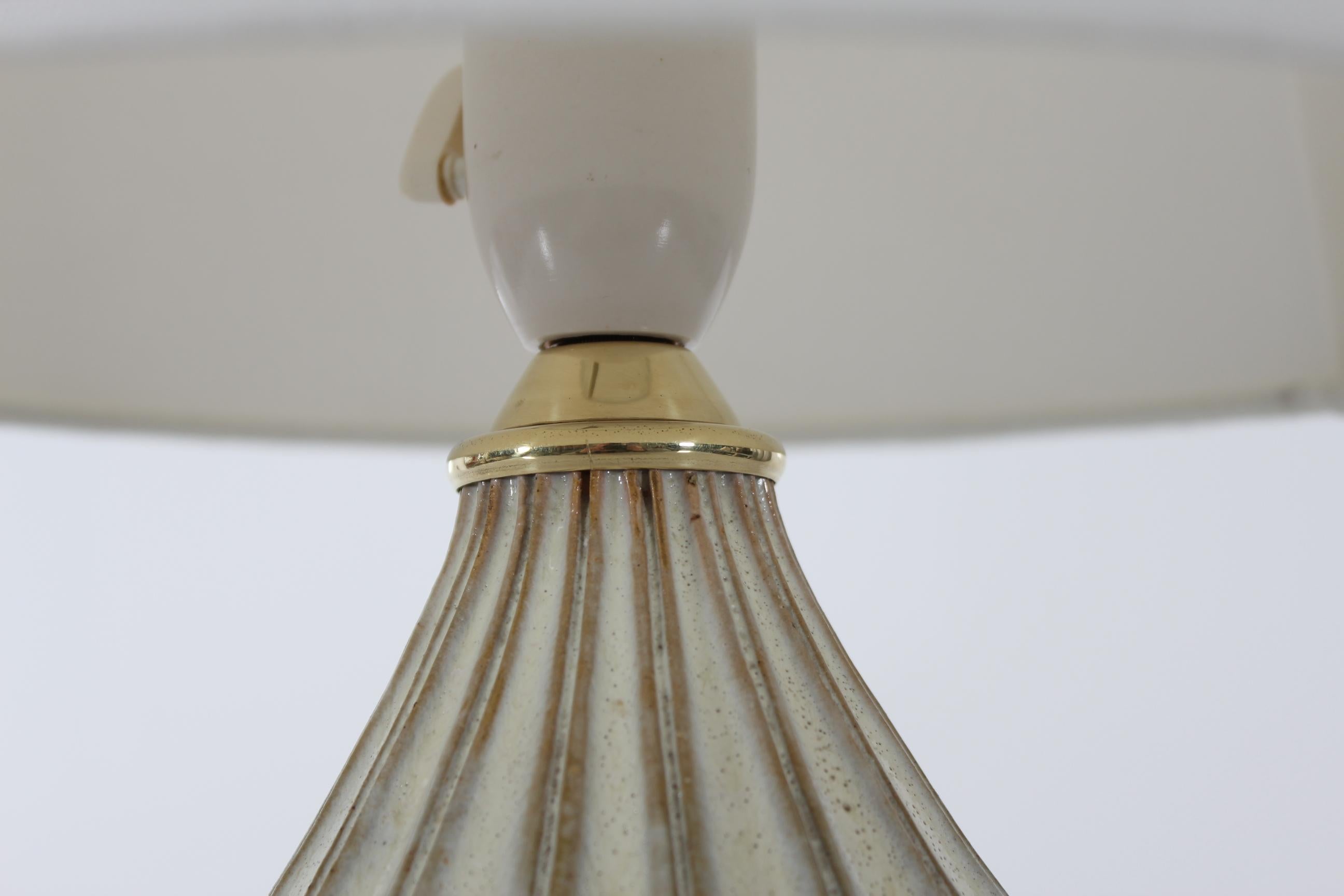 Dänische moderne dänische Keramik-Tischlampe von Laurine, Pumpkin-Form mit cremefarbener Glasur, 1960 (Moderne der Mitte des Jahrhunderts) im Angebot