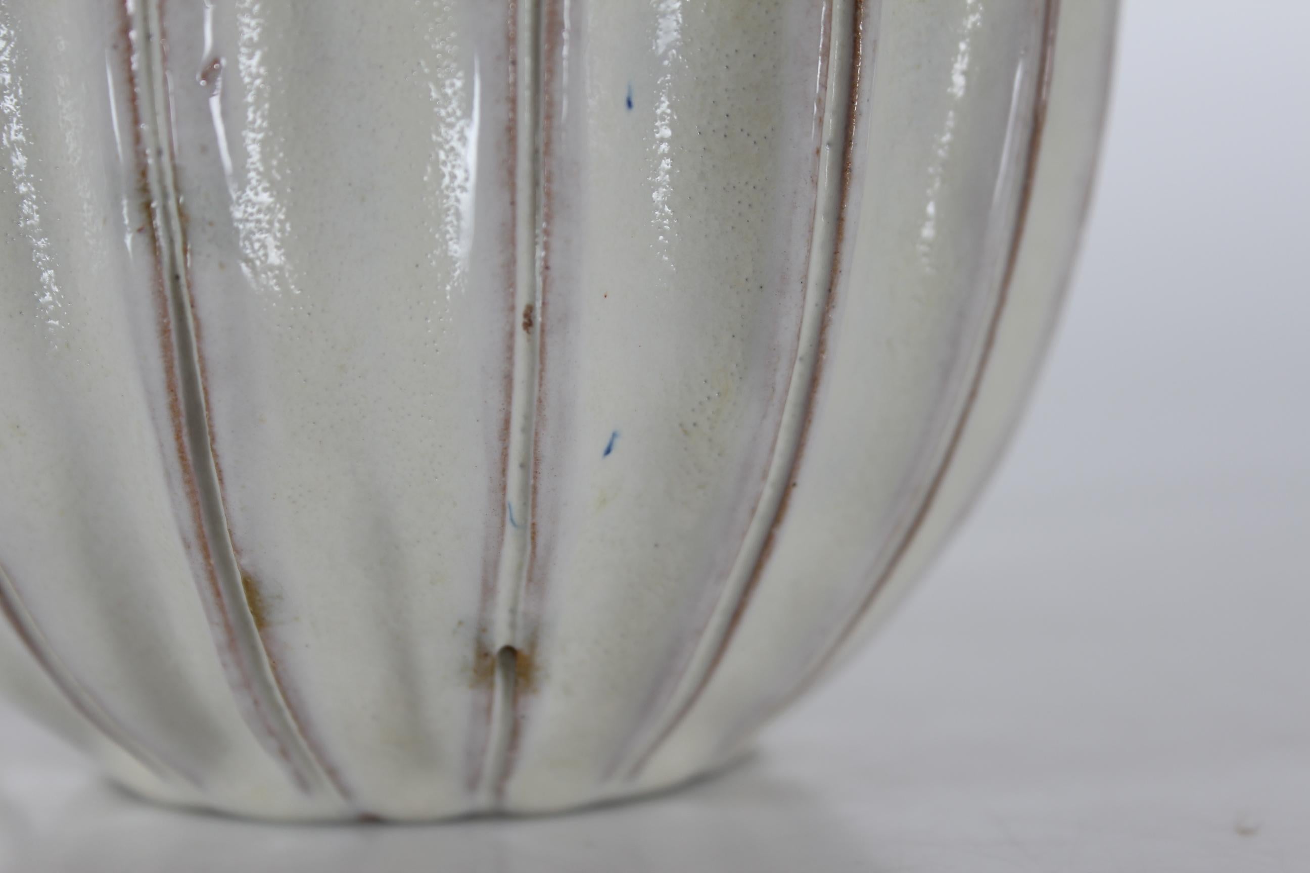 Dänische moderne dänische Keramik-Tischlampe von Laurine, Pumpkin-Form mit cremefarbener Glasur, 1960 im Zustand „Gut“ im Angebot in Aarhus C, DK