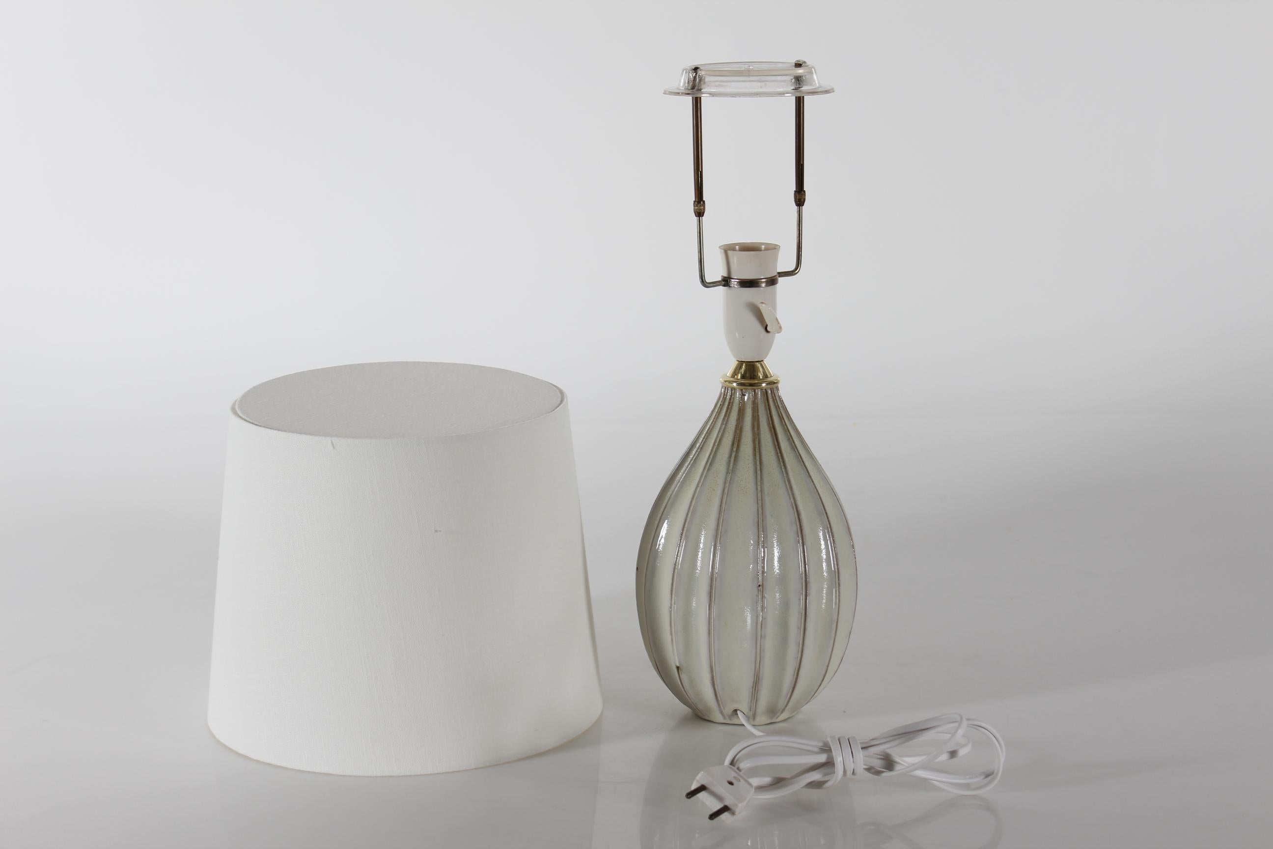 Céramique Lampe de bureau danoise moderne en céramique Laurine, forme escargot avec glaçure crème 1960 en vente