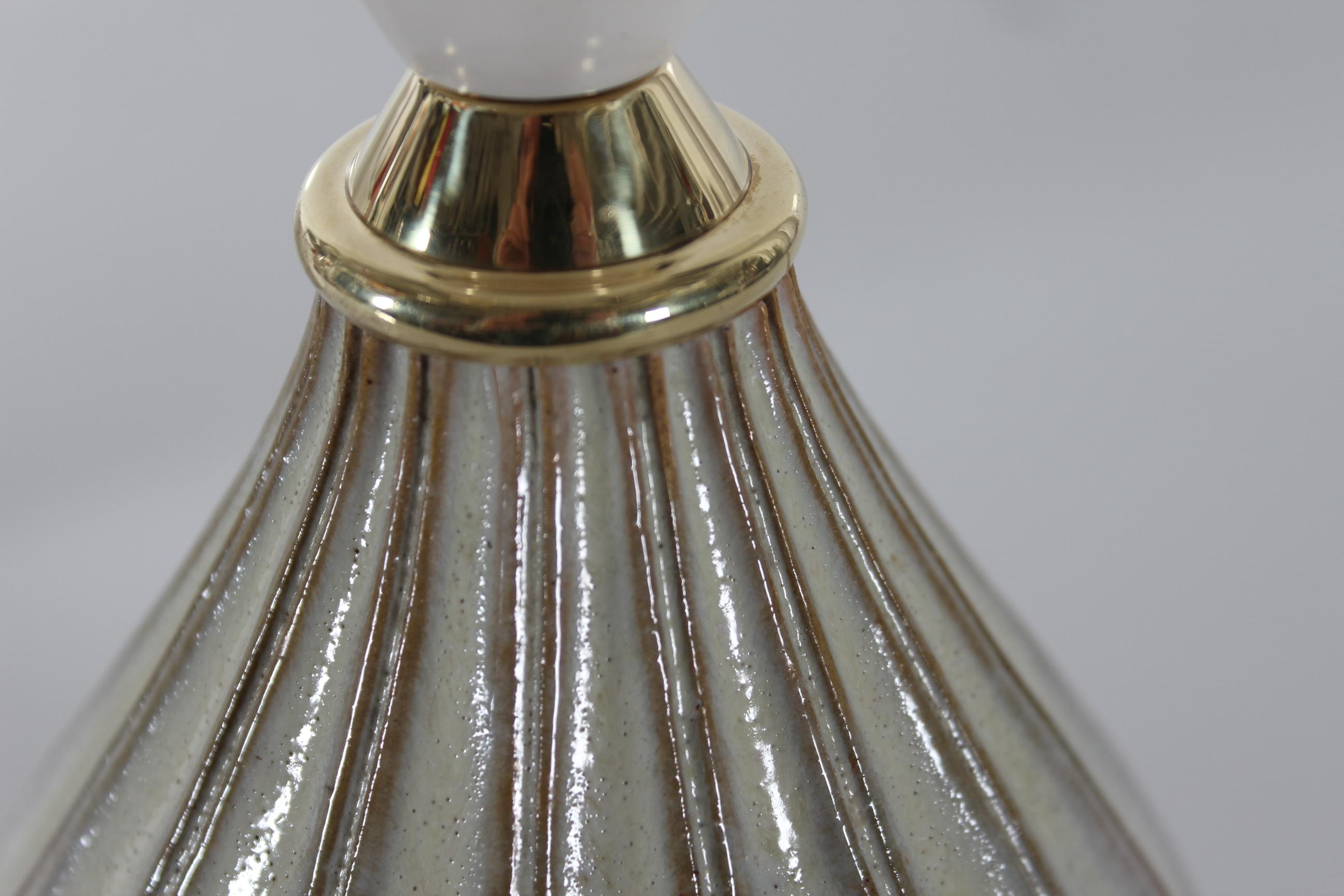 Lampe de bureau danoise moderne en céramique Laurine, forme escargot avec glaçure crème 1960 en vente 1