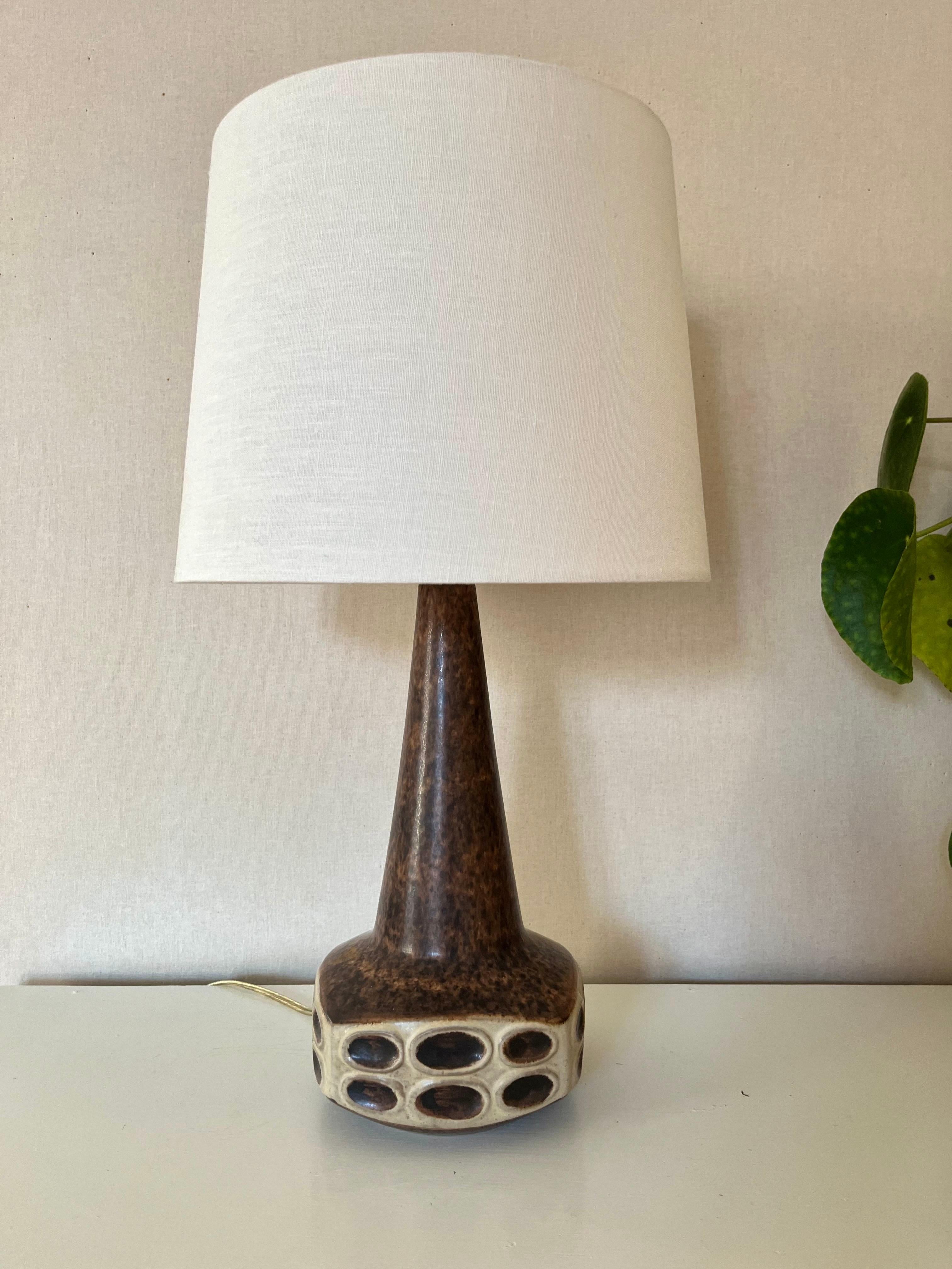 Danish Modern Ceramic Table Lamp by Marianne Starck for Michael Andersen, 1960s

Elegant and tall Danish Modern ceramic table lamp designed by Marianne Starck for the renowned Michael Andersen & Son ceramic workshop on Bornholm, Denmark. This
