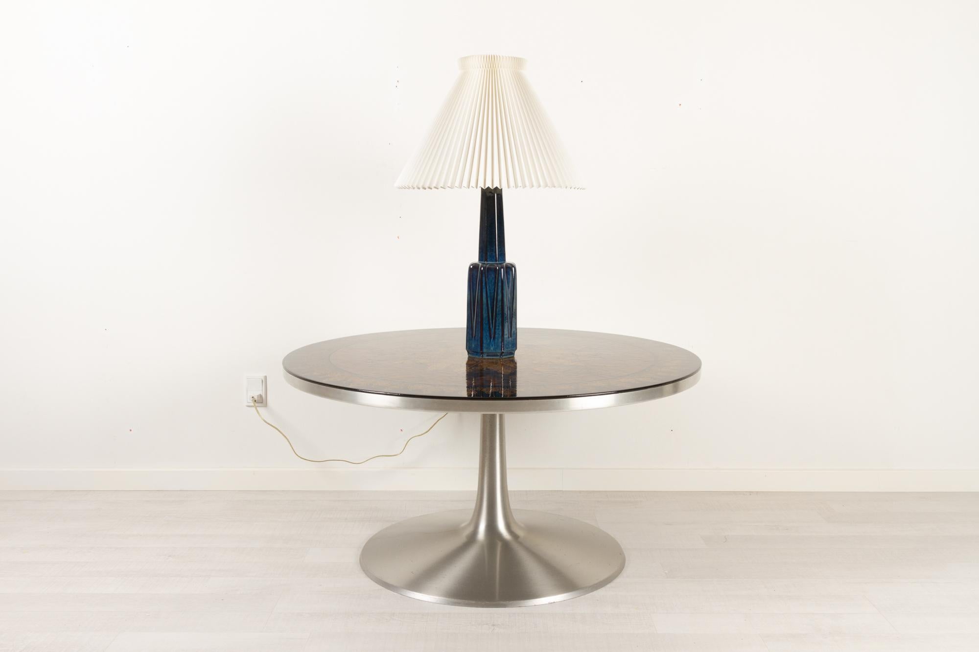 Danish Modern tall ceramic table lamp by Einar Johansen for Søholm 1960s.
This stunning table lamp is made of stoneware with a ceramic glaze in dark blue. It comes with a white hand-pleated lampshade from Le Klint. 
Model 1033.
E26/27