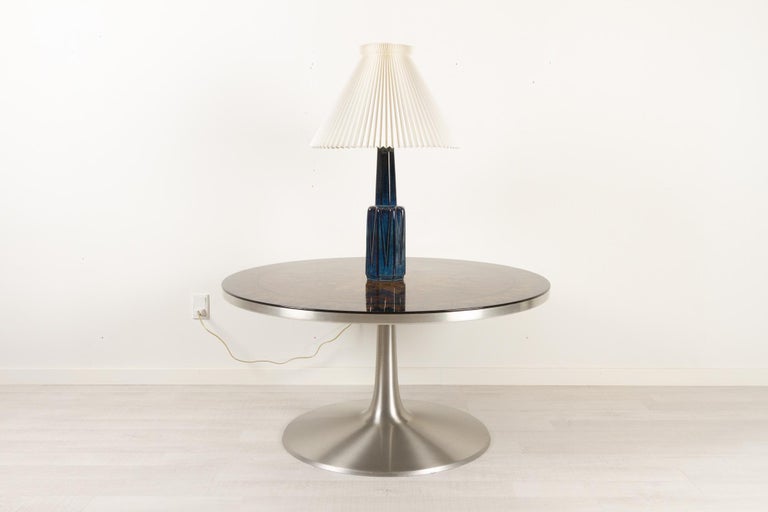 Danish Modern tall ceramic table lamp by Einar Johansen for Søholm 1960s.
This stunning table lamp is made of stoneware with a ceramic glaze in dark blue. It comes with a white hand-pleated lampshade from Le Klint. 
Model 1033.
E26/27