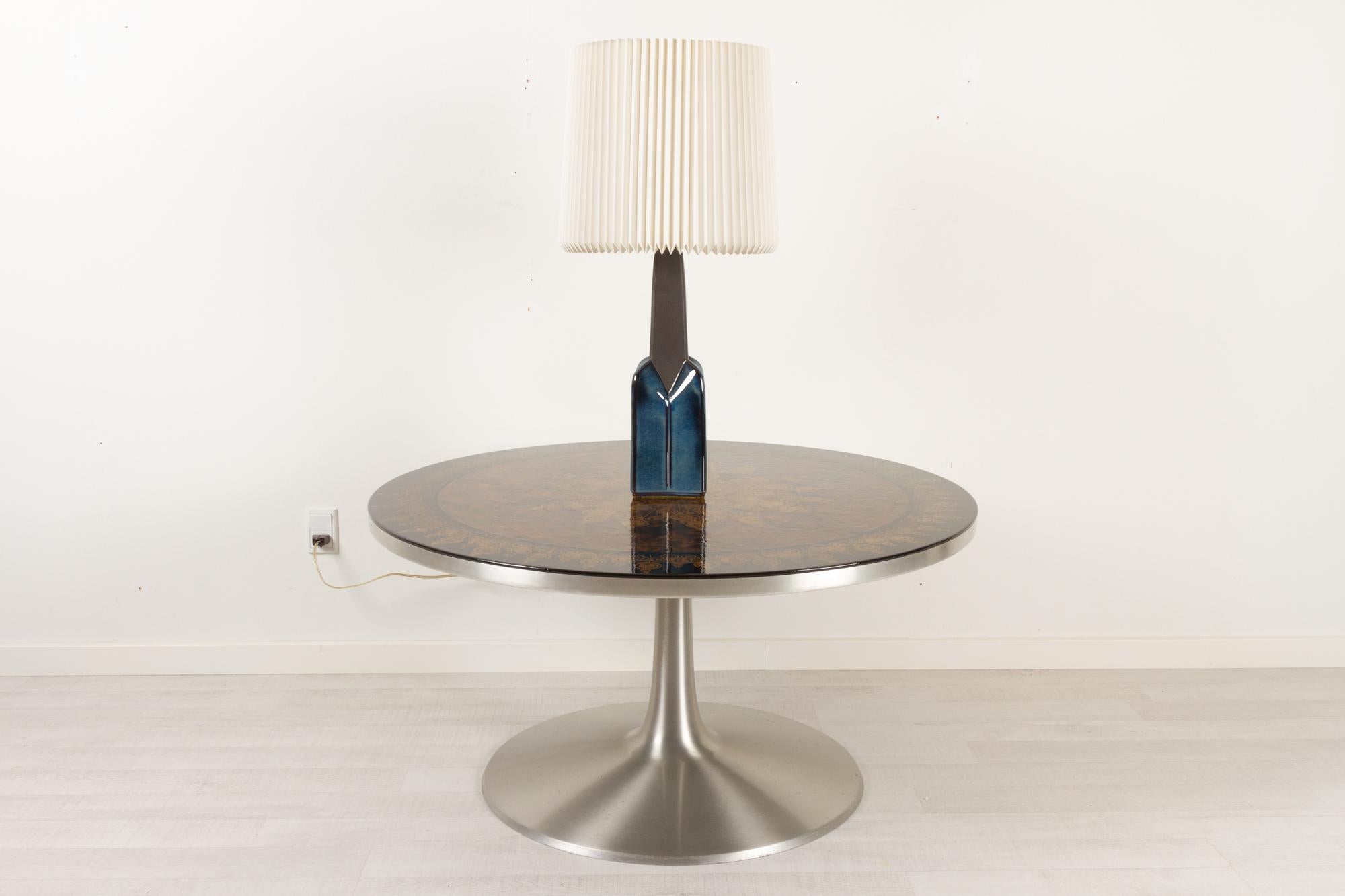 Danish Modern tall ceramic table lamp by Einar Johansen for Søholm 1960s.
This stunning table lamp is made of stoneware with a ceramic glaze in dark blue. It comes with a white hand-pleated lampshade from Le Klint. 
Model 1029.
E26/27