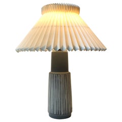 Dänische moderne Keramik-Tischlampe mit Streifen von Elisabeth Loholt:: 1950er Jahre