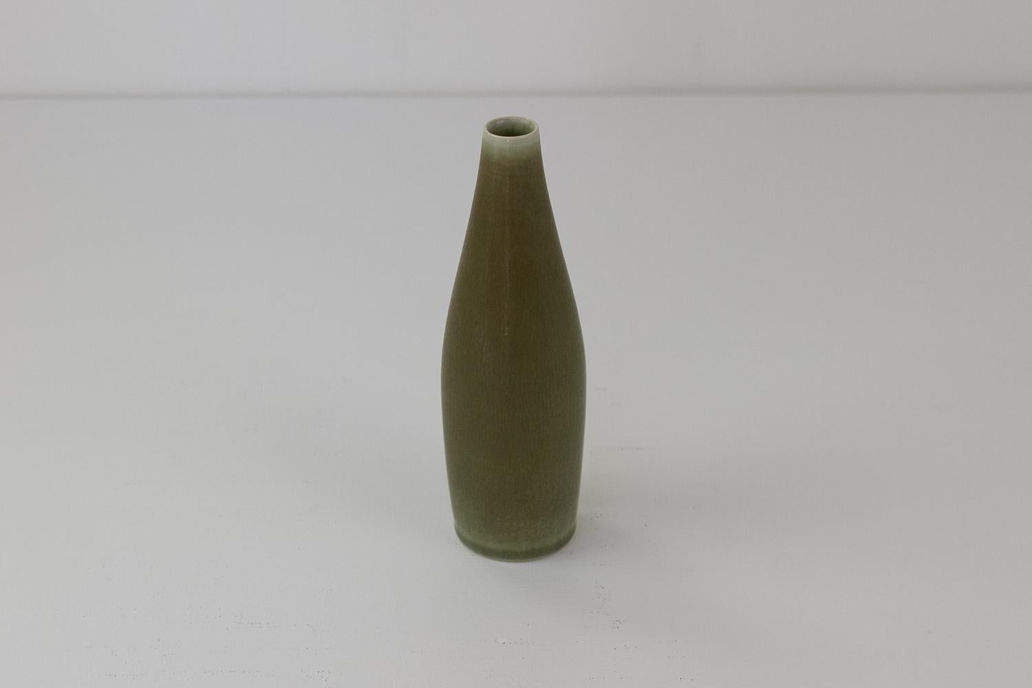 Danish Modern Ceramic Vase by Per Linnemann-Schmidt for Palshus, 1960s.
Torpedo shaped ceramic vase with hares fur glaze in green/sage by Palshus, Denmark.
Palshus was established by Annelise and Per Linnemann-Schmidt in 1948 and closed in 1972.