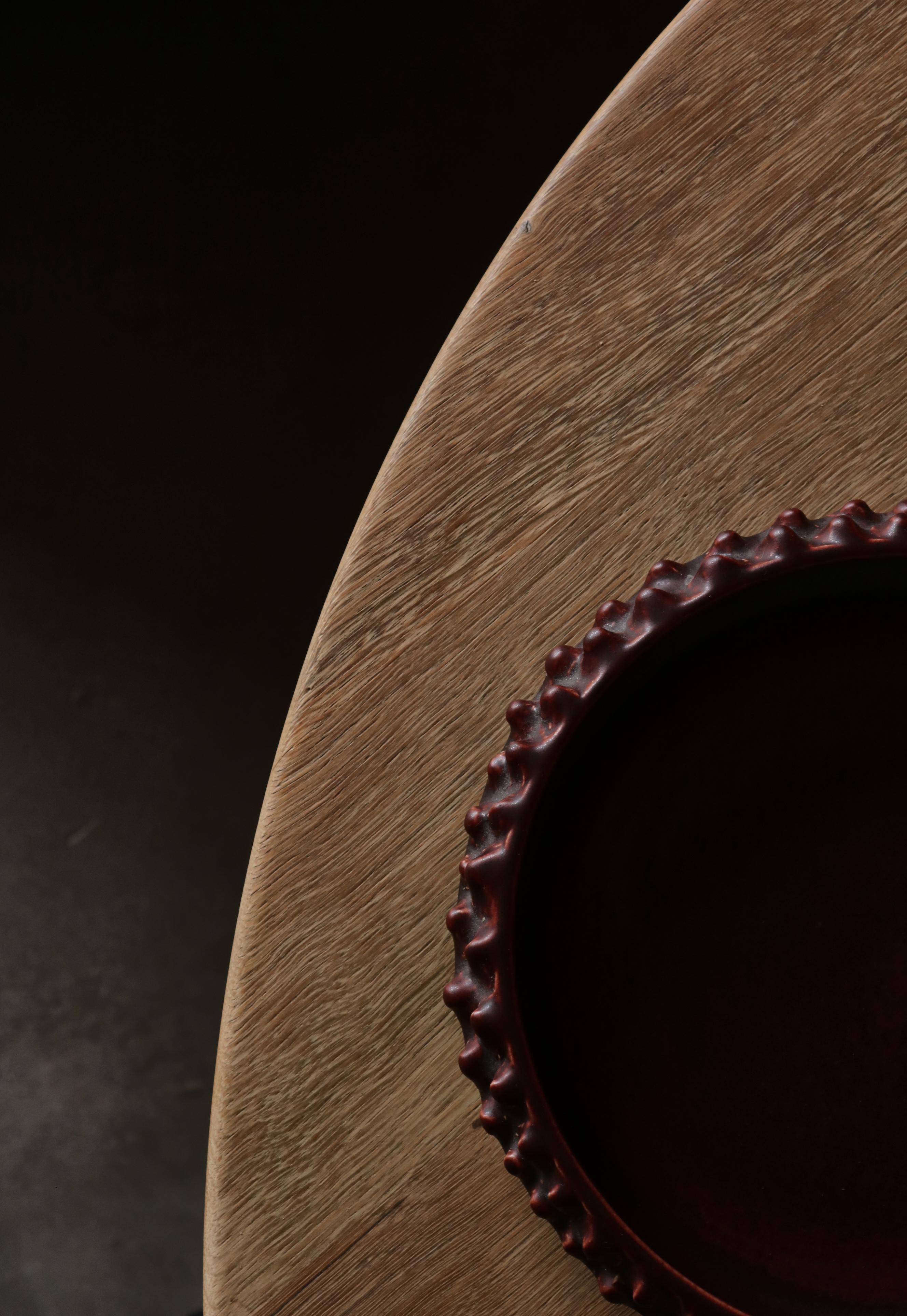 Merveilleux plateau en céramique de style bourgeonnant, fabriqué à la main dans l'atelier de céramique Ravnild, au Danemark, dans les années 1950. Le bol est recouvert d'une glaçure rouge foncé de couleur sang de bœuf.
L'atelier Ravnild a été créé